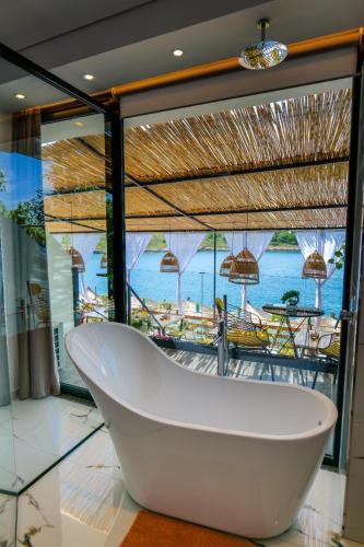 Deluxe Double Room with Balcony and Sea View