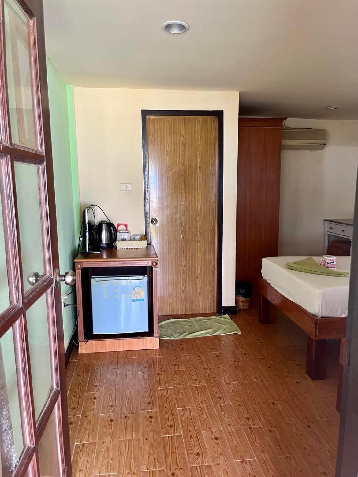Deluxe Double Room with Side Sea View