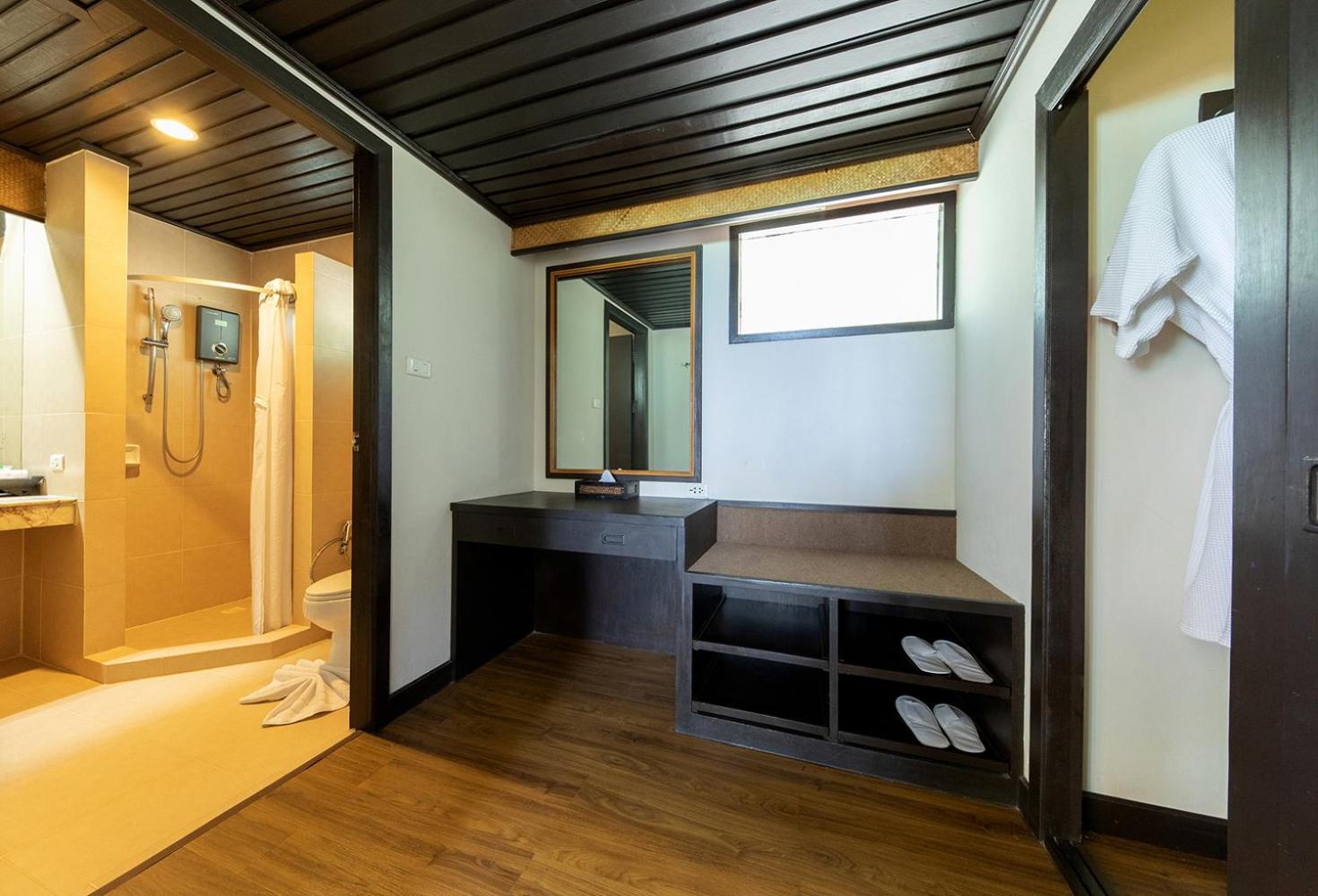 Superior Bungalow - Photo 2