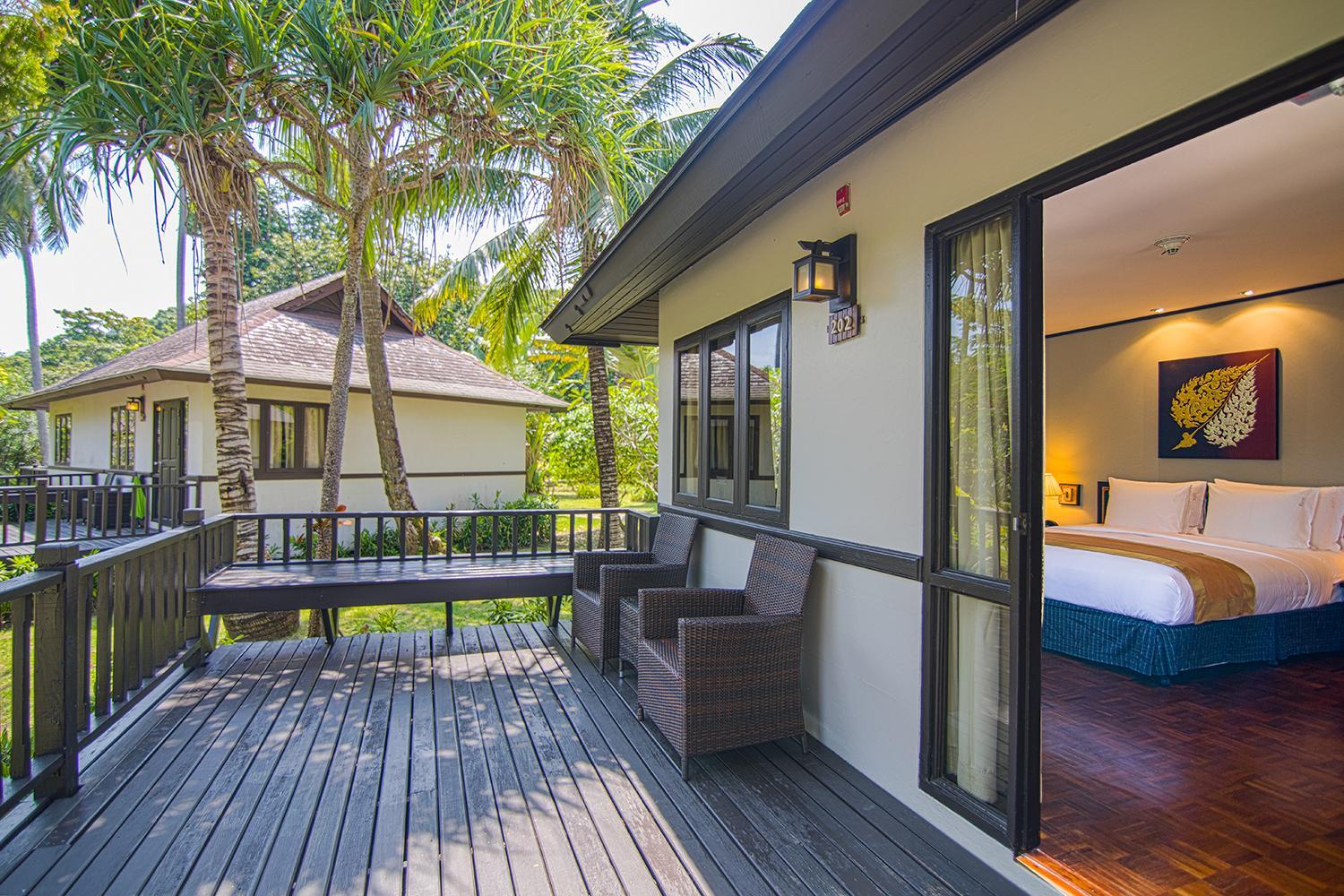 Superior Bungalow - Photo 7