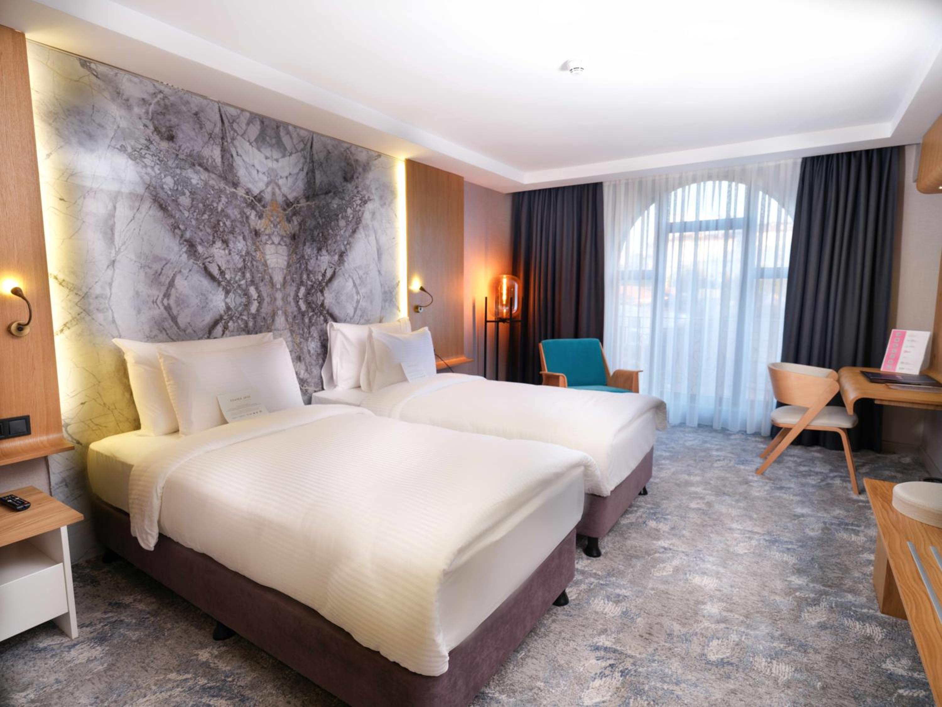 Superior Twin Room with City View - Photo 5