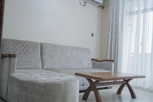 One-Bedroom Apartment - Photo 2
