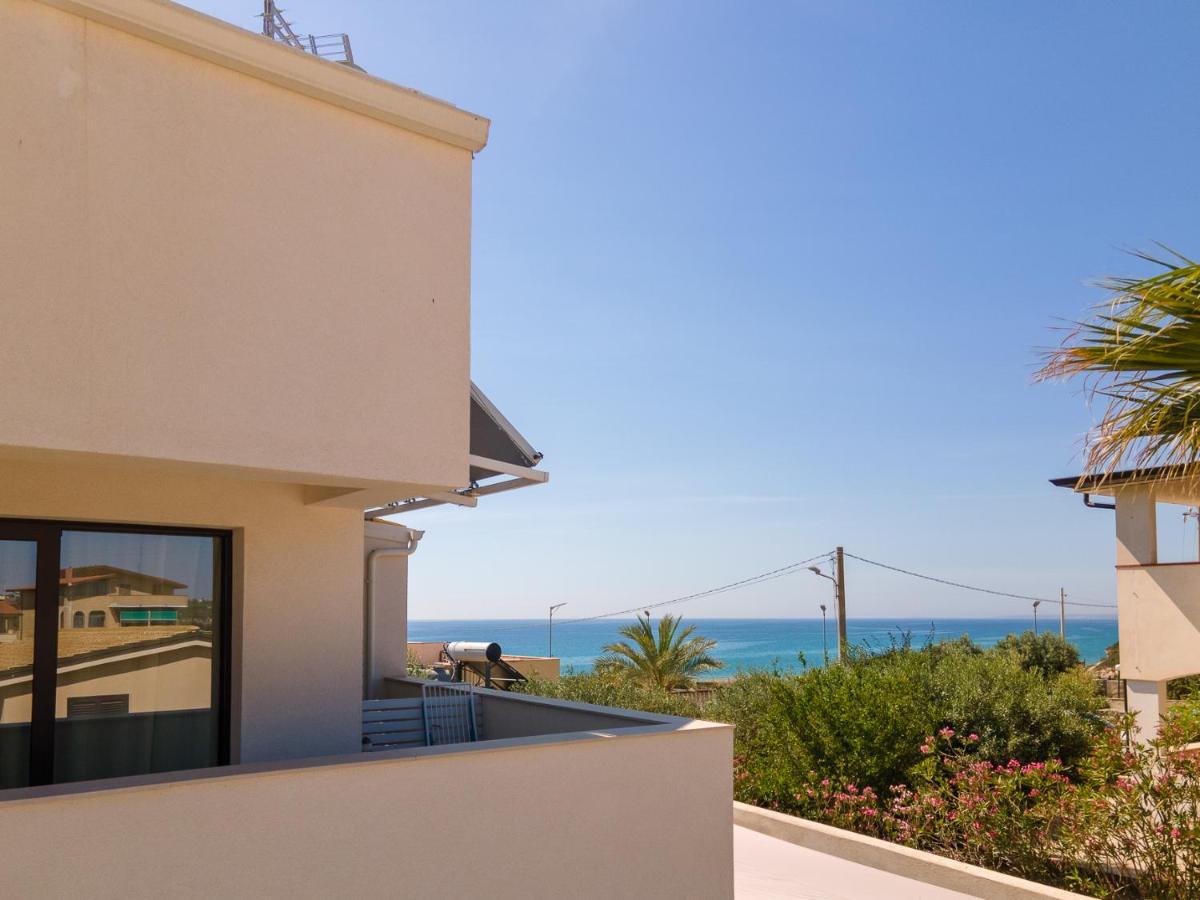 Double or Twin Room with Side Sea View photo 2