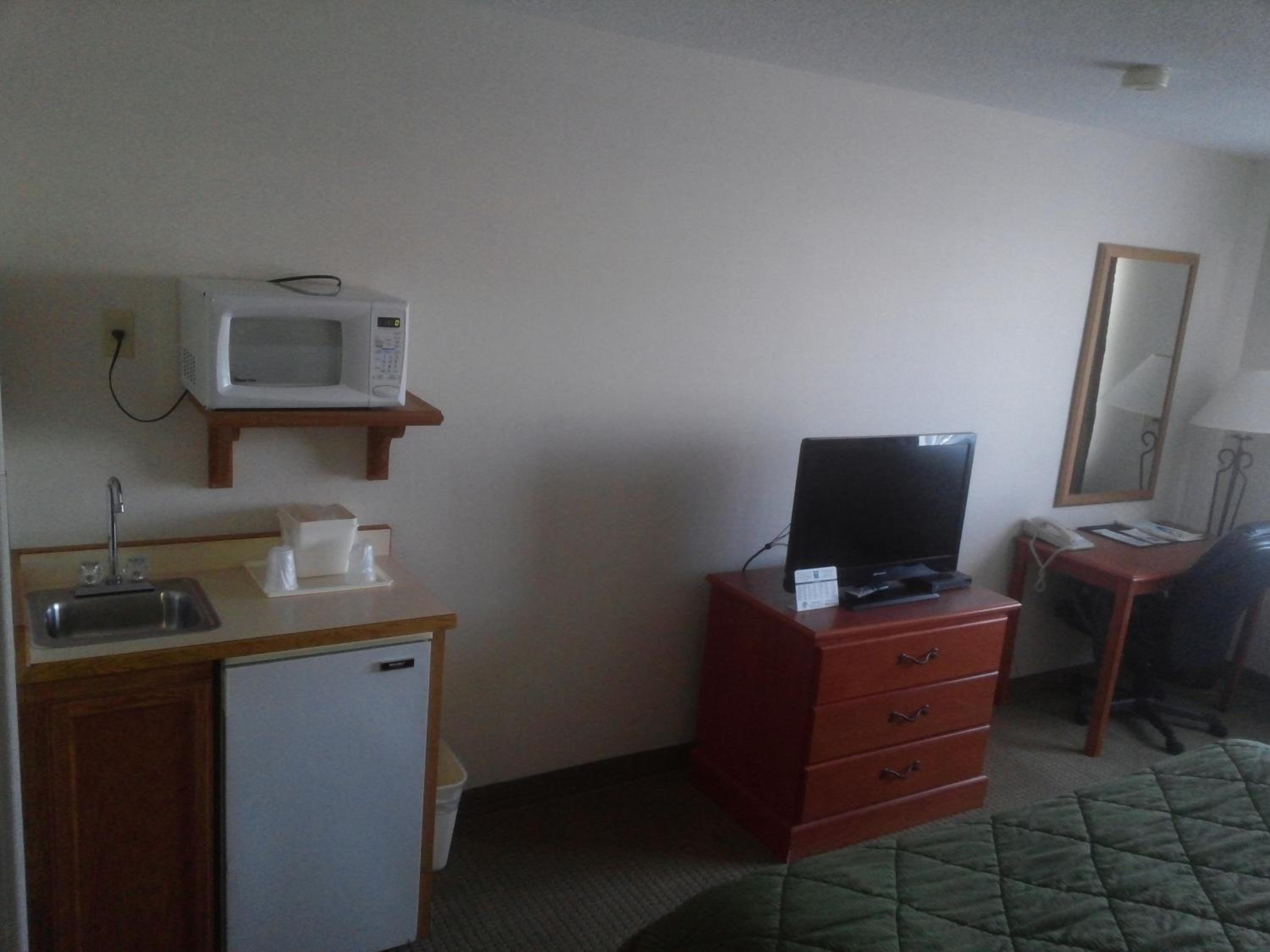 Queen Room with Two Queen Beds - Photo 2