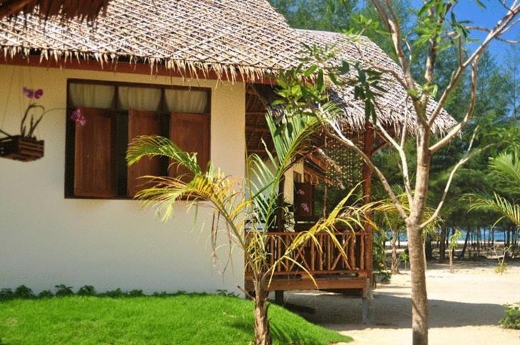 Deluxe Bungalow with Sea View photo 3