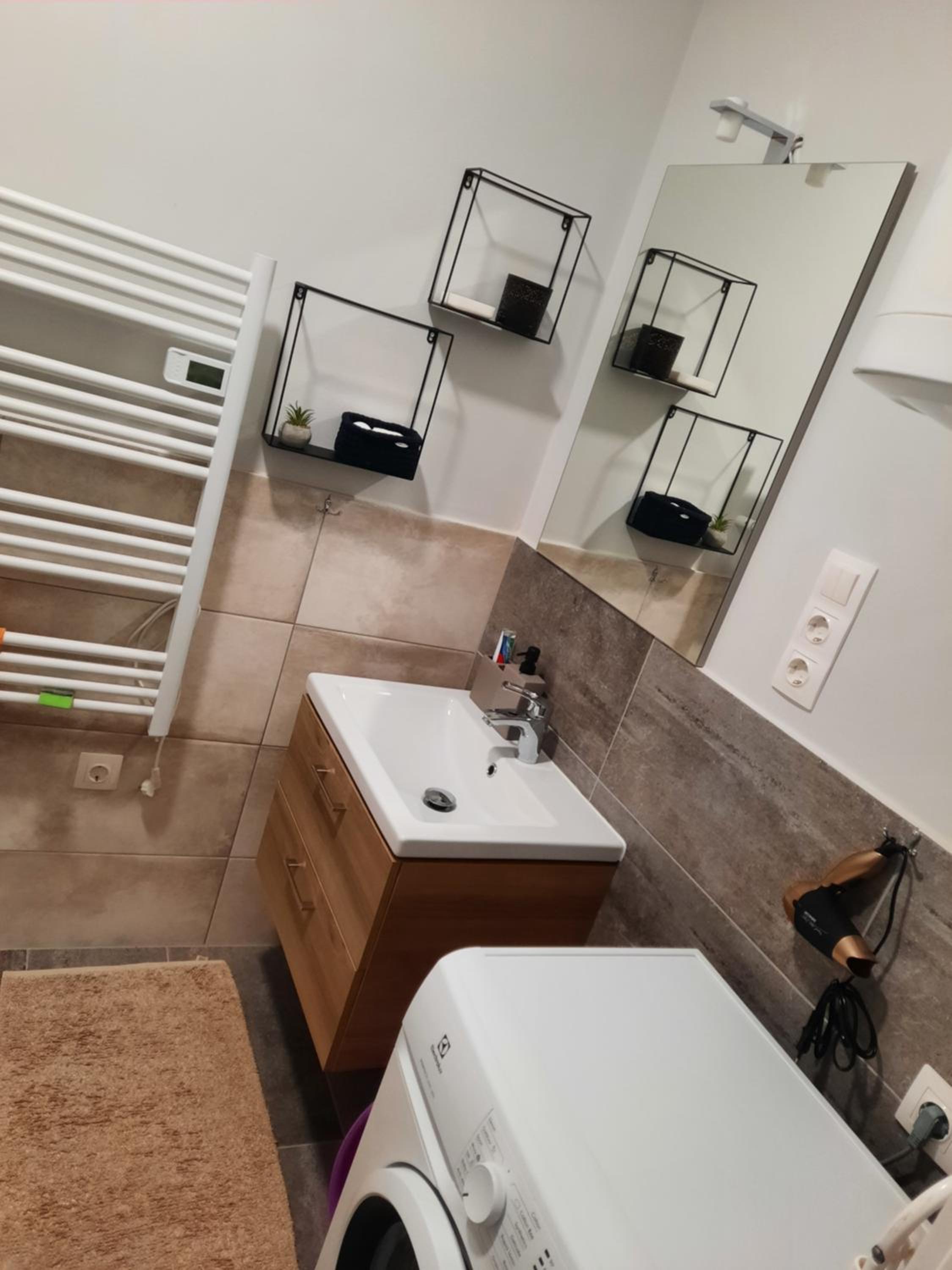 One-Bedroom Apartment - Photo 8