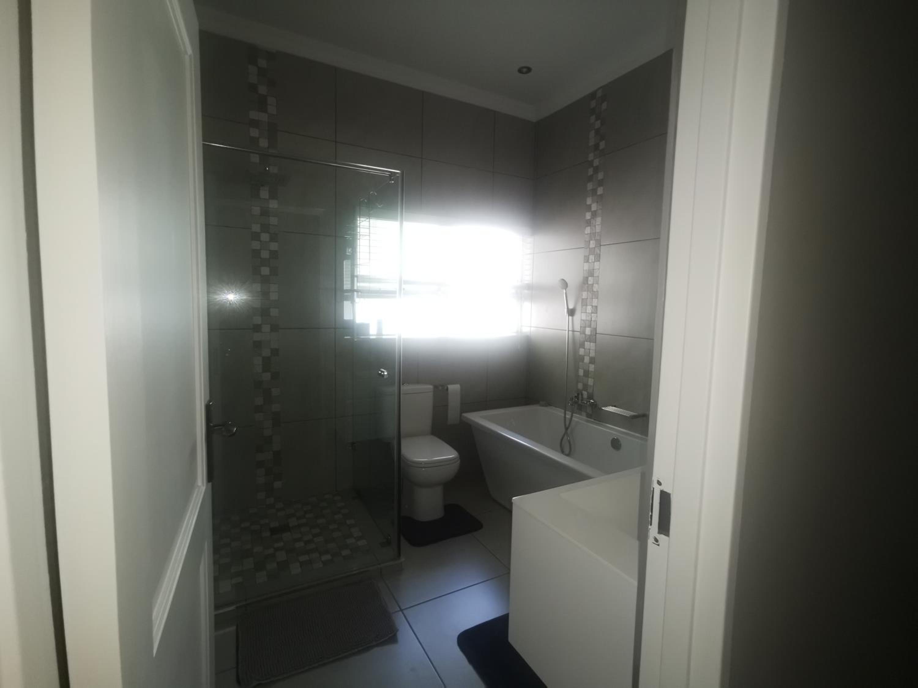 Deluxe Double Room (2 Adults + 1 Child) - Photo 9