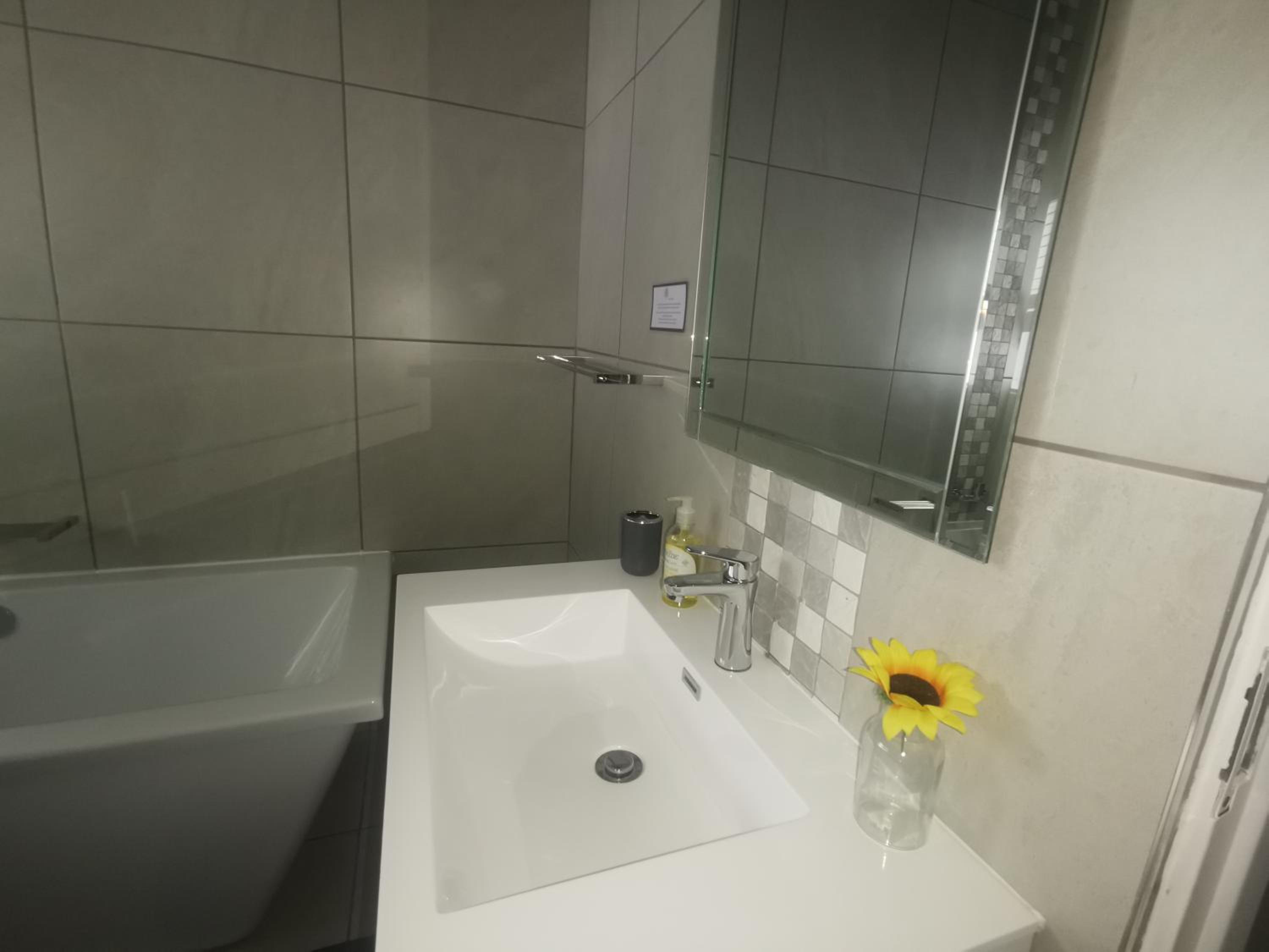 Deluxe Double Room (2 Adults + 1 Child) - Photo 10