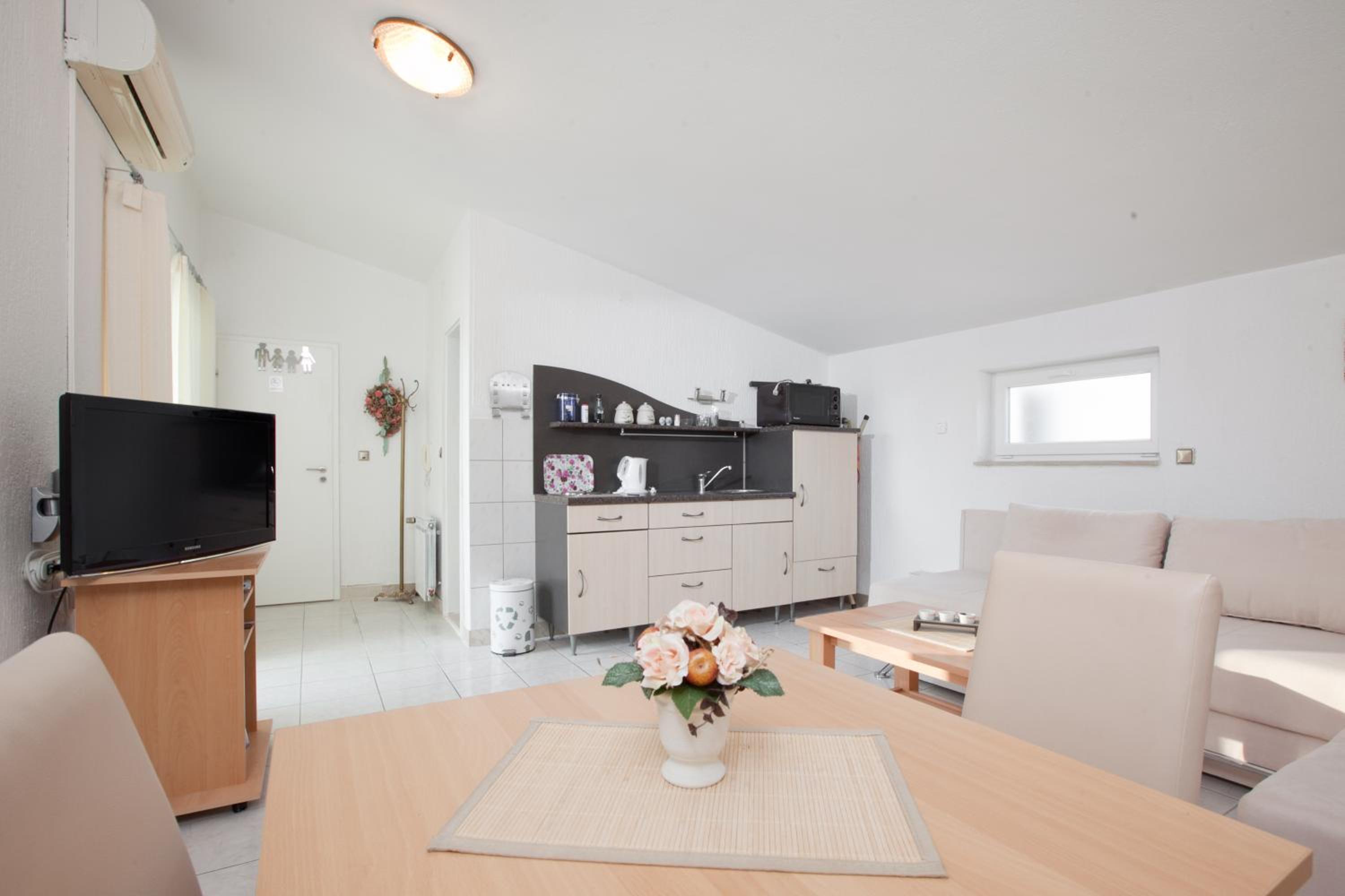 One-Bedroom Apartment with Terrace (4 Adults) photo 2