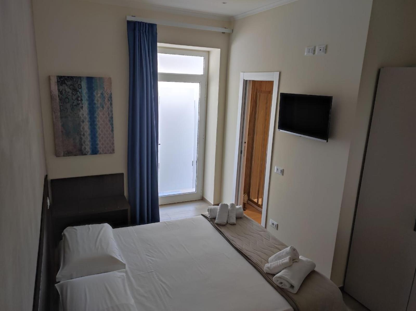 Deluxe Double Room - Photo 9