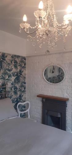 Double Room with Shared Bathroom photo 2