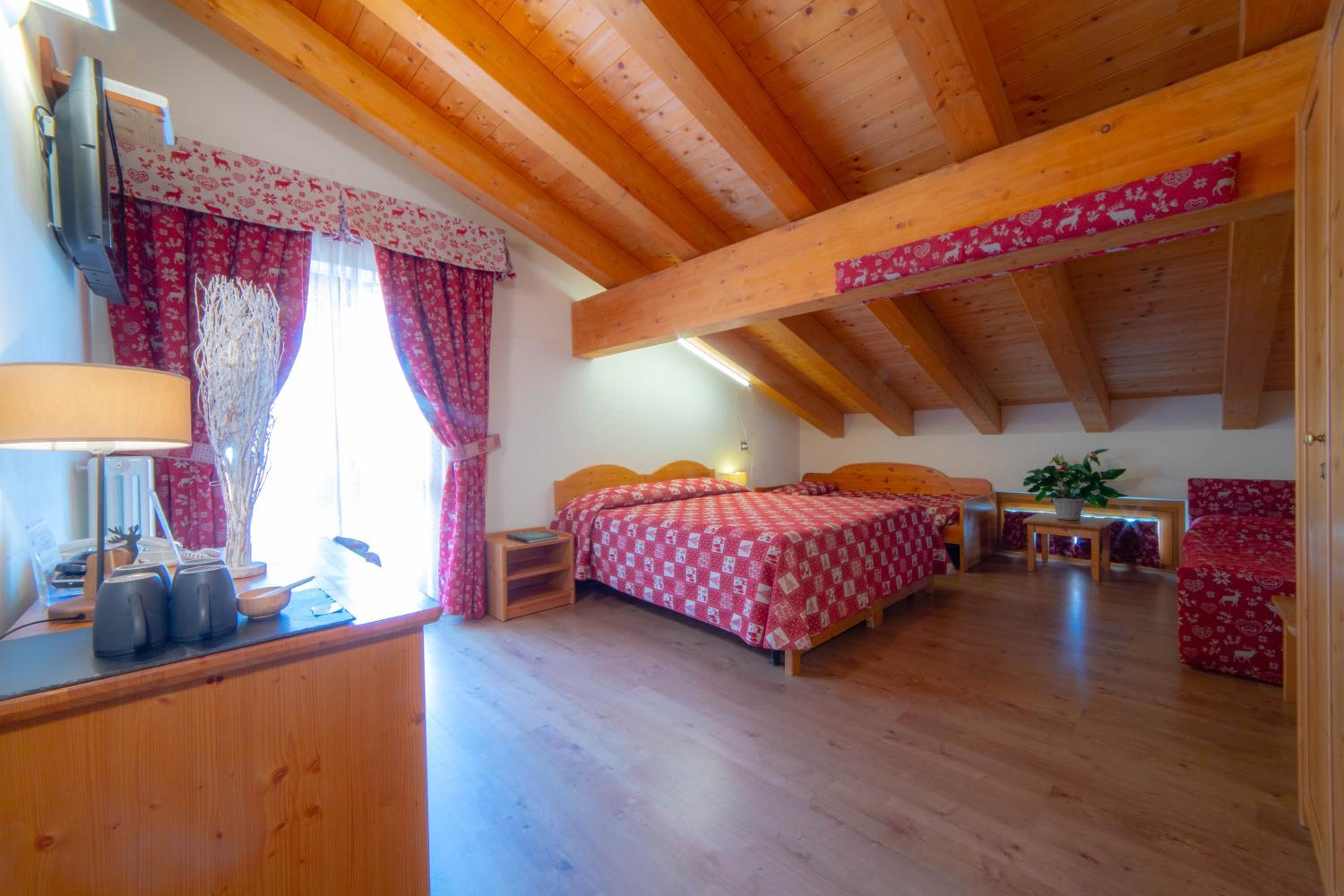 Family Room with Balcony (2 Adults + 2 Children) - Photo 7