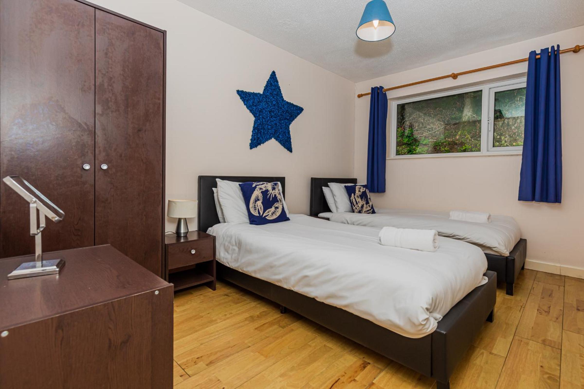 Three-Bedroom Bungalow - Photo 2