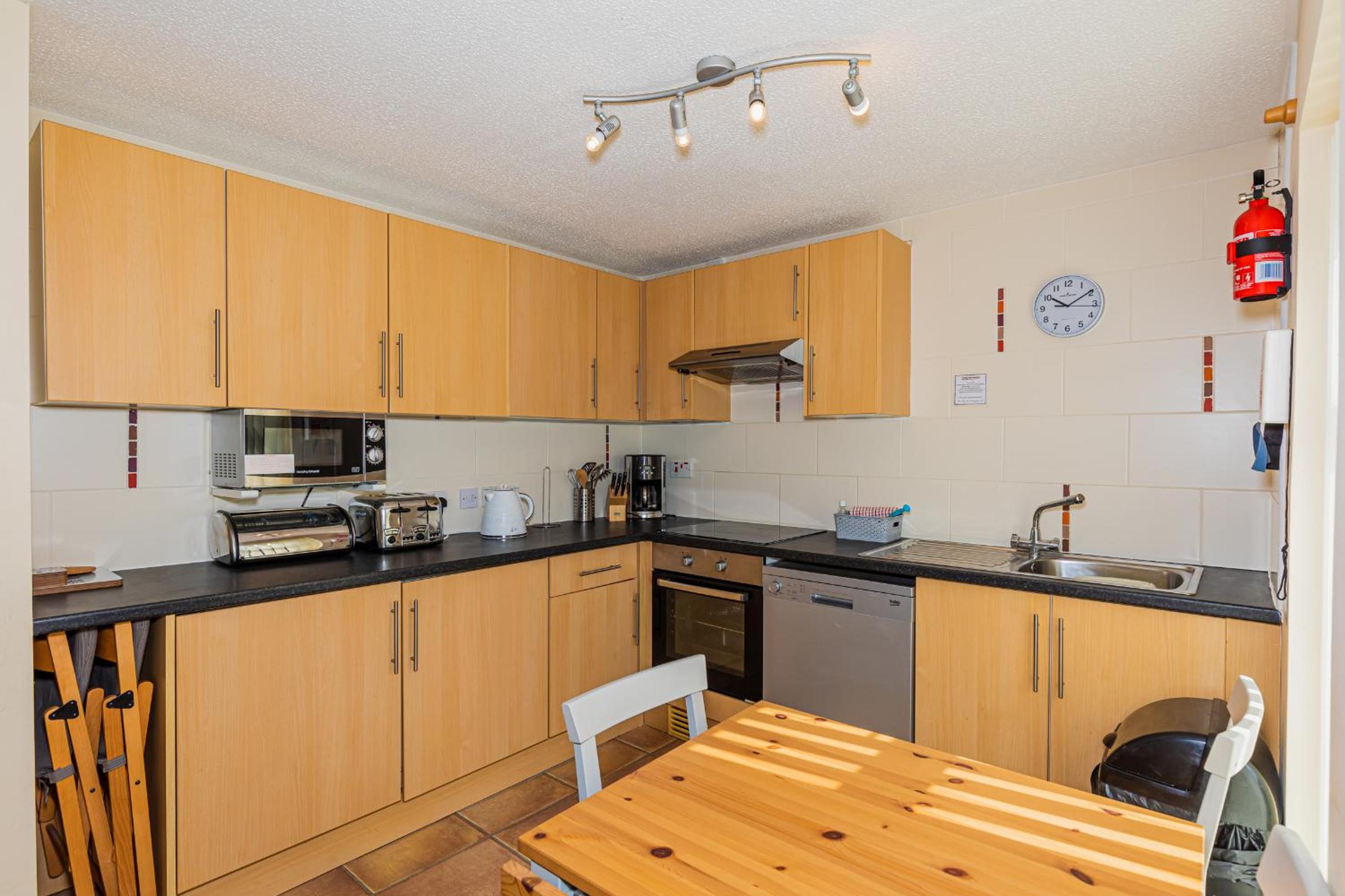 Three-Bedroom Bungalow - Photo 6