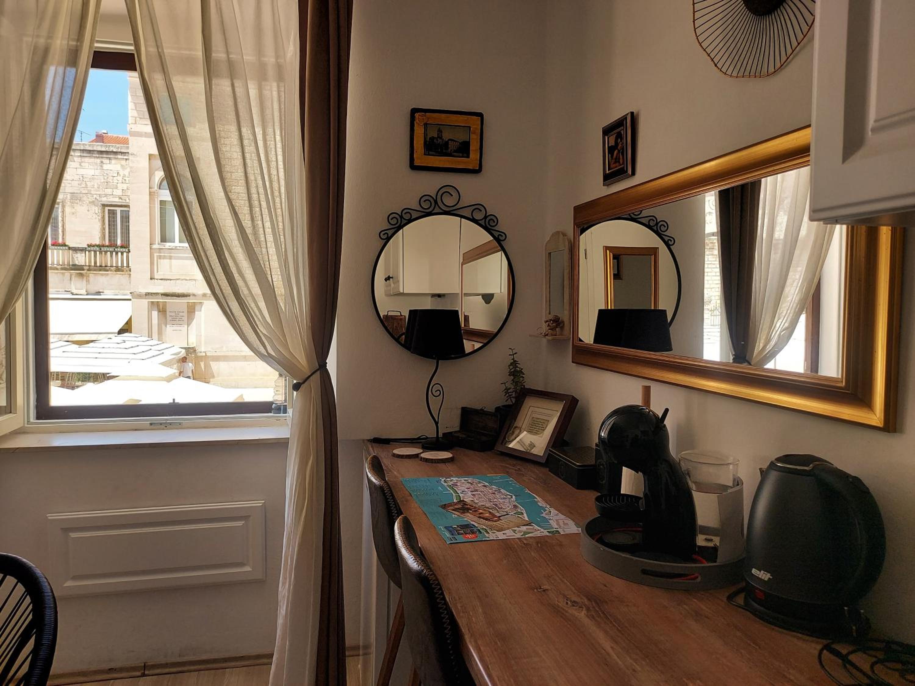 Studio with City View - Photo 9