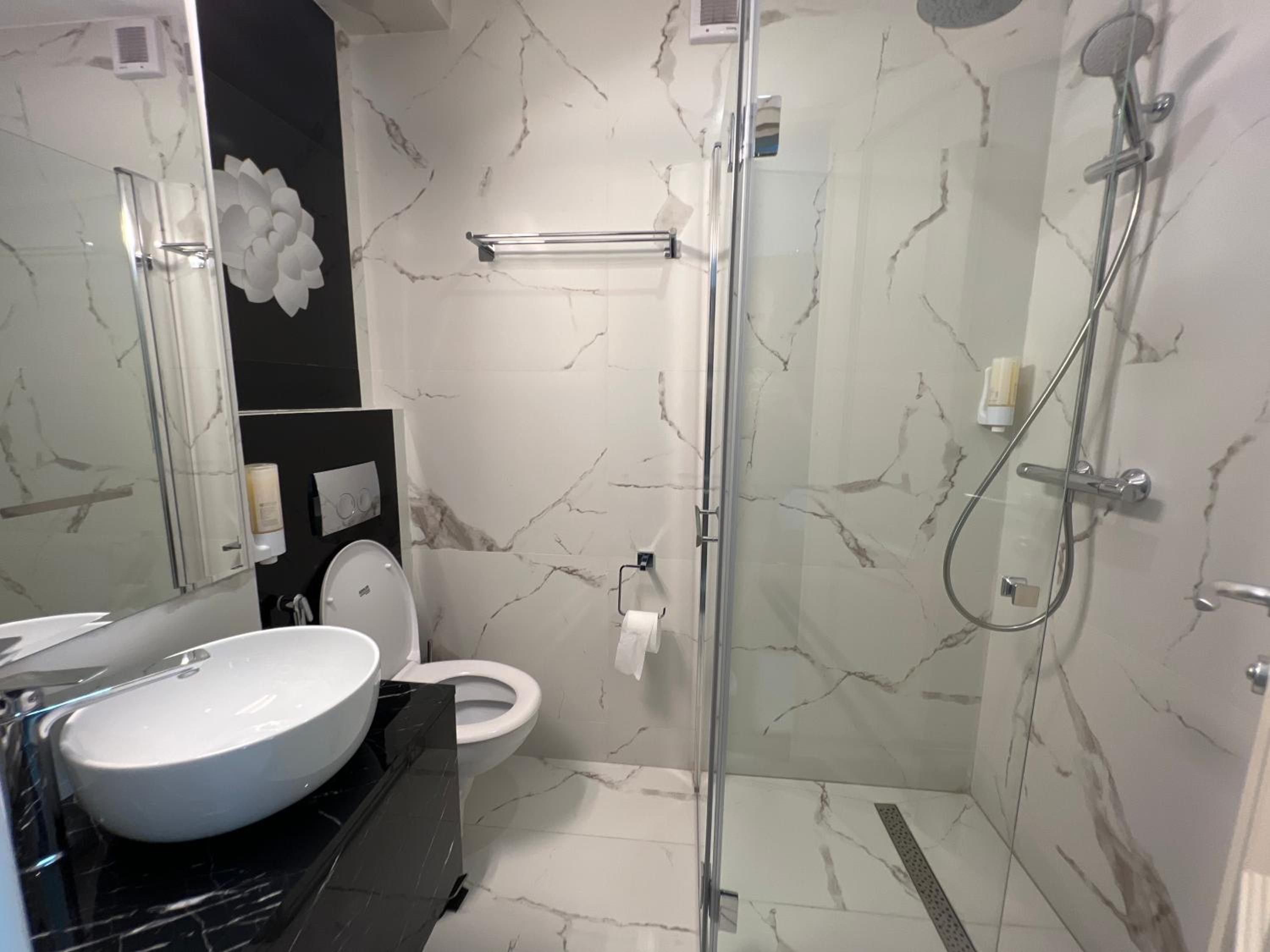 Deluxe Double Room with Shower - Photo 4