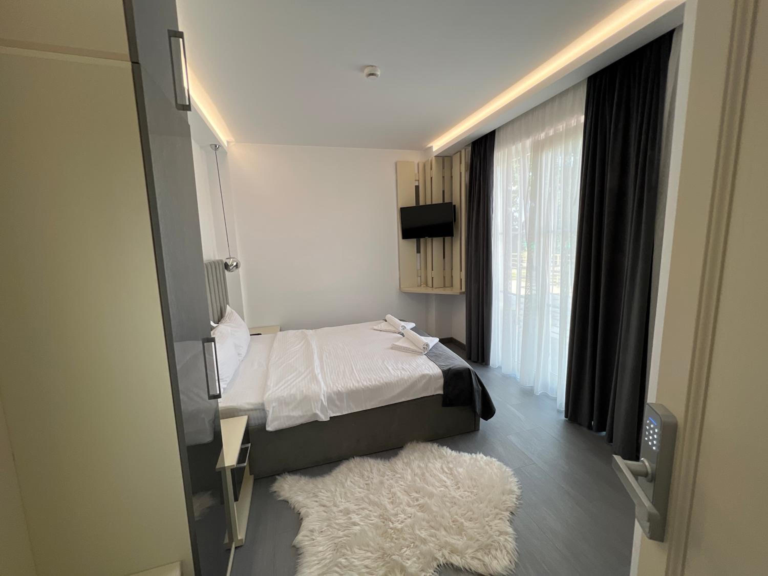 Deluxe Double Room with Shower - Photo 1