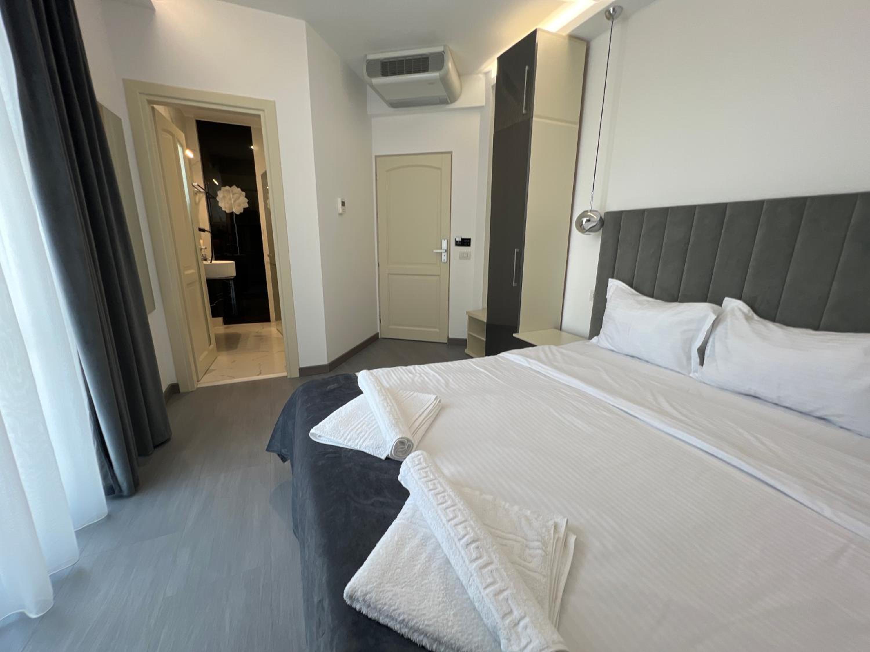 Deluxe Double Room with Shower - Photo 2