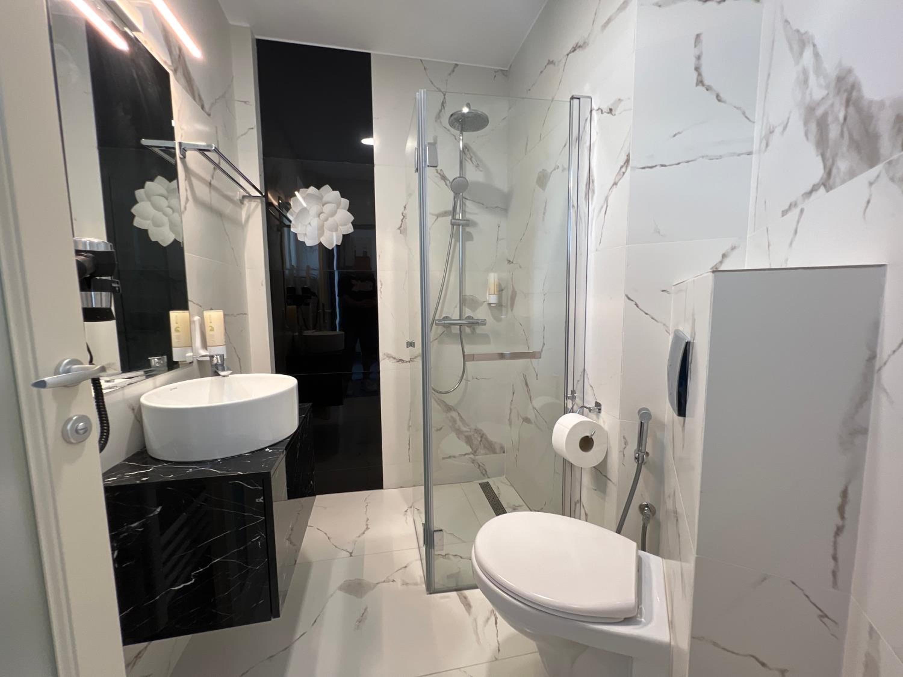 Deluxe Double Room with Shower - Photo 3