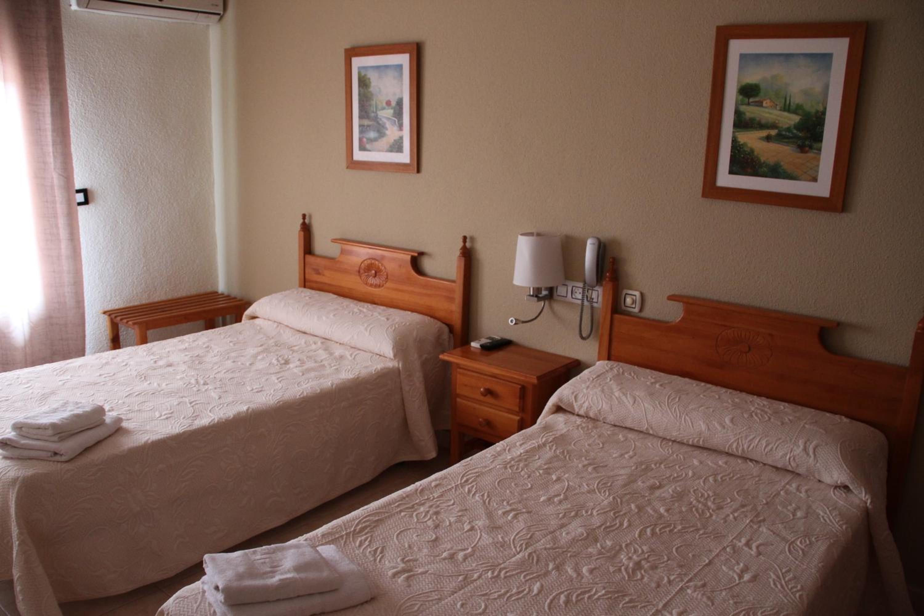 Twin Room - Photo 3
