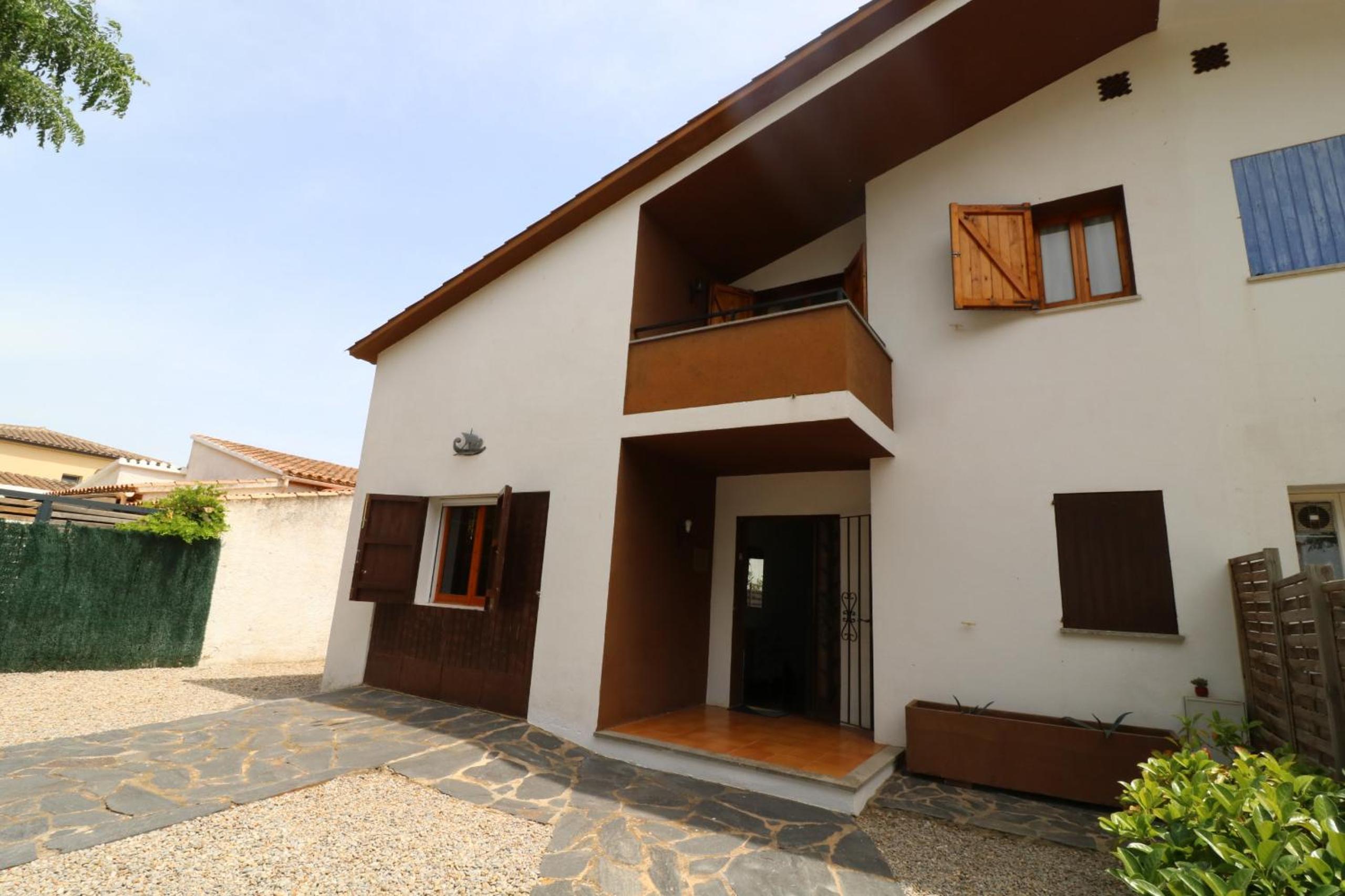 Five-Bedroom House photo 3