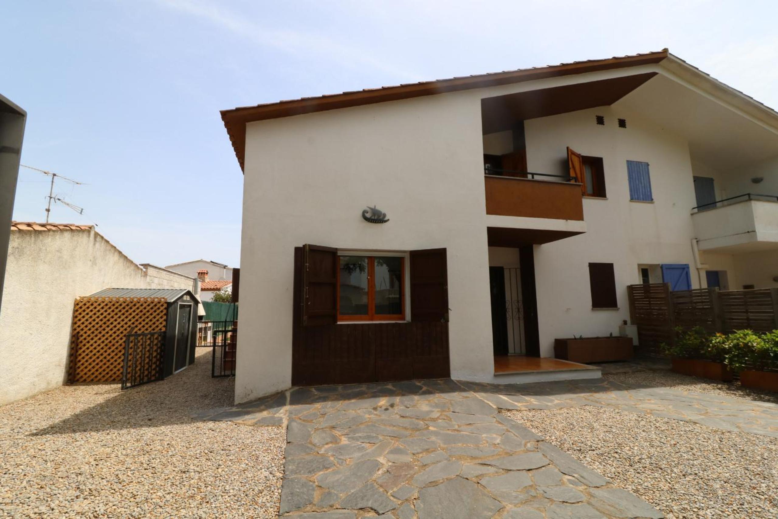 Five-Bedroom House photo 2