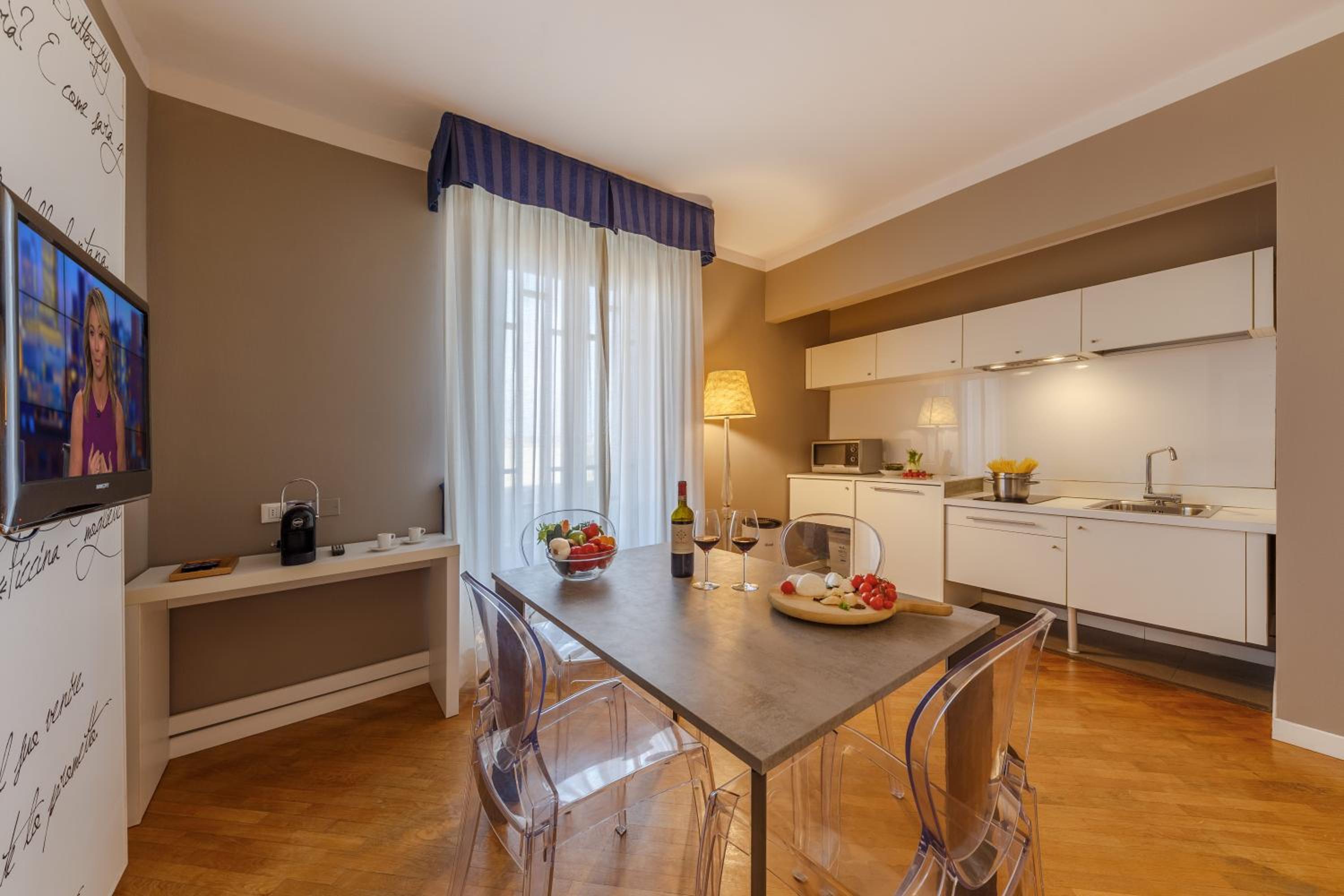 Apartment with Balcony - Photo 7