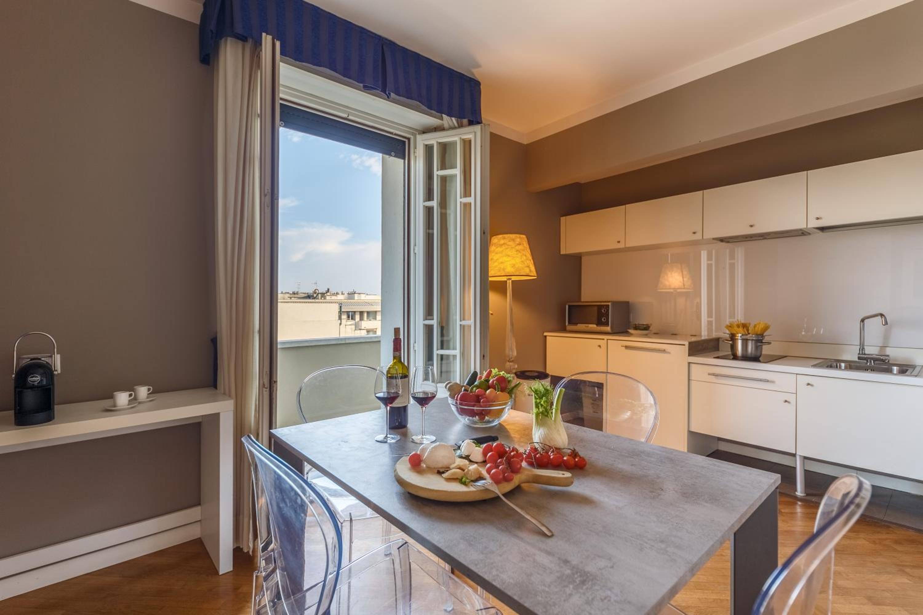 Apartment with Balcony - Photo 4