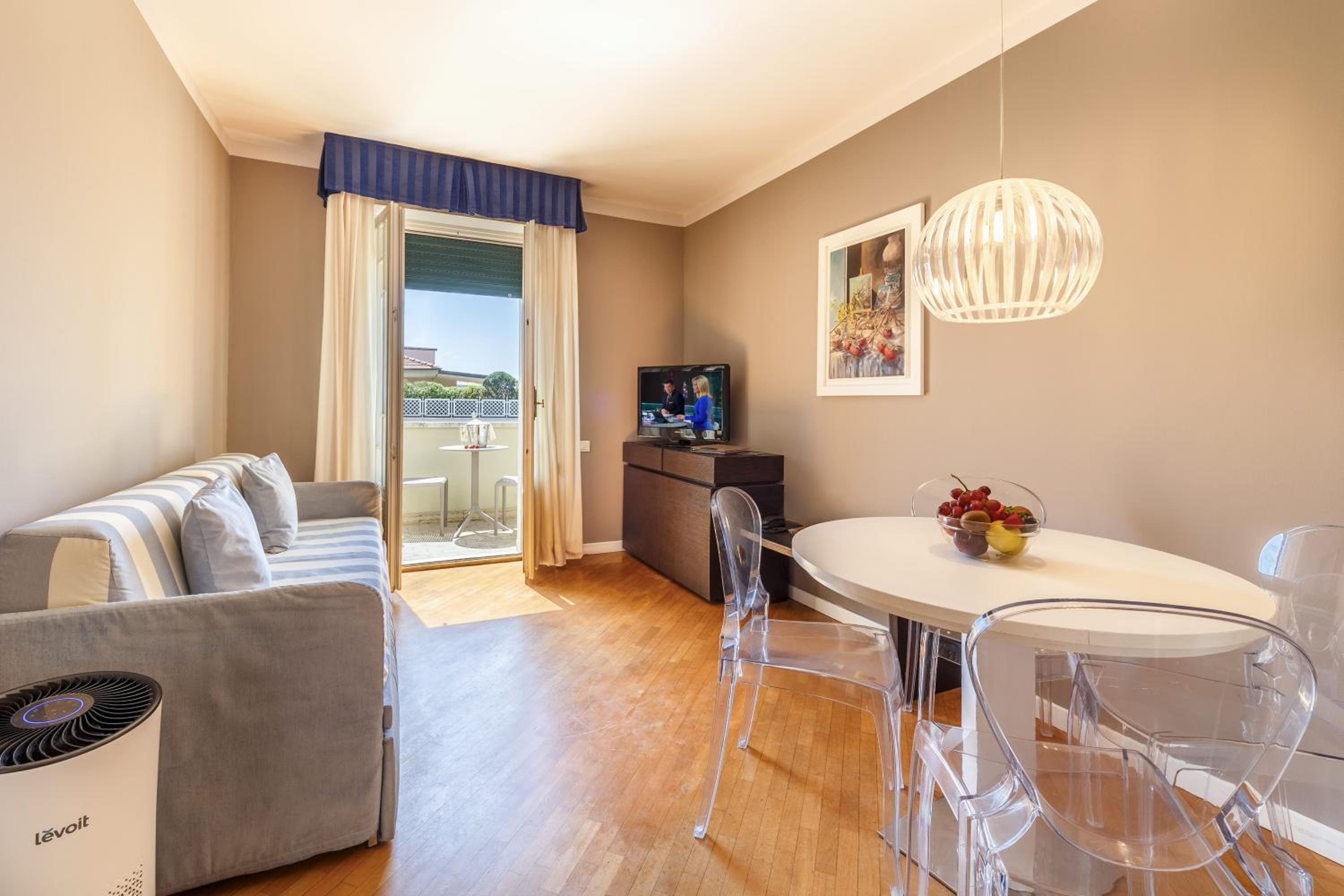 Apartment with Balcony - Photo 3