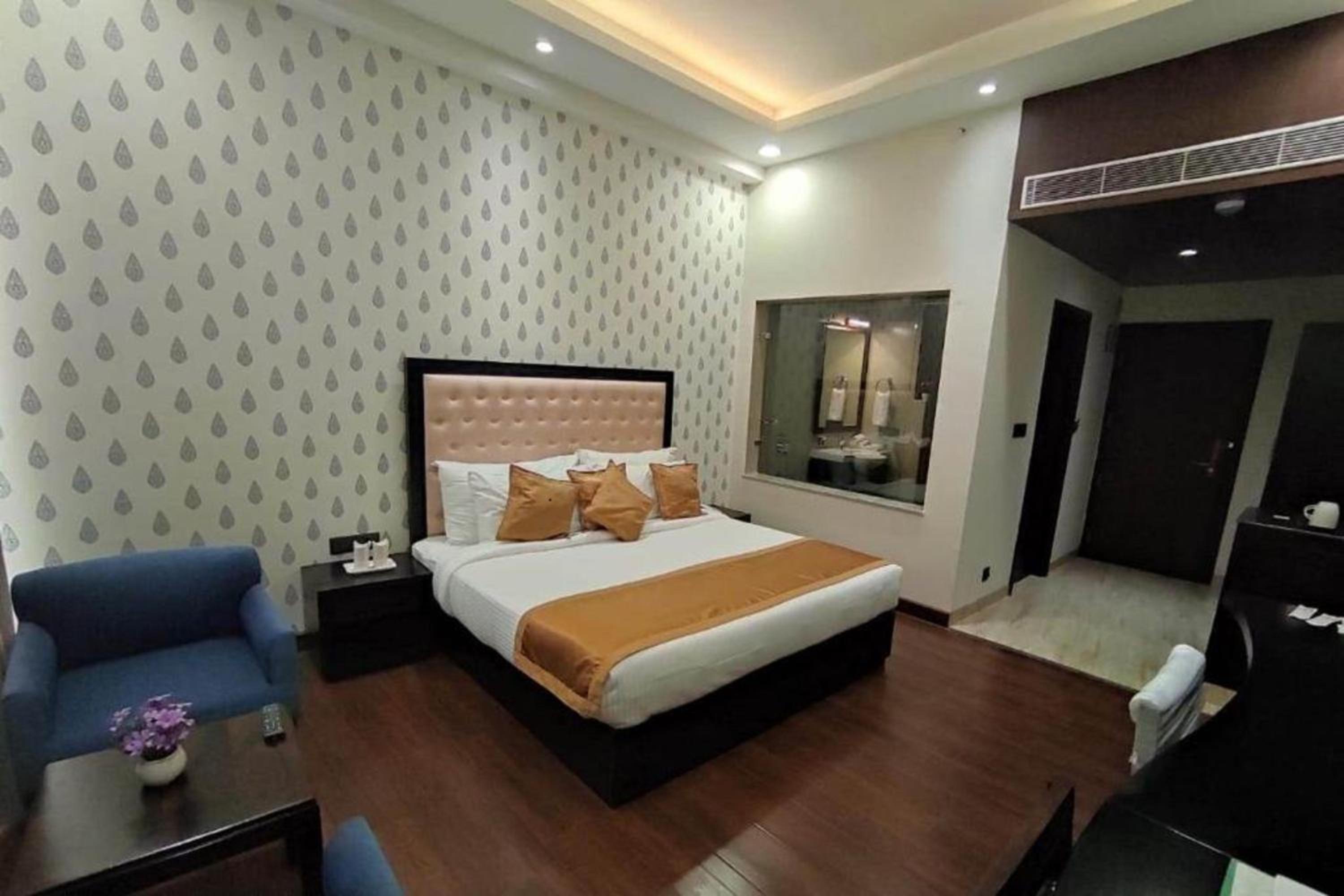 Deluxe King Room - Photo 8