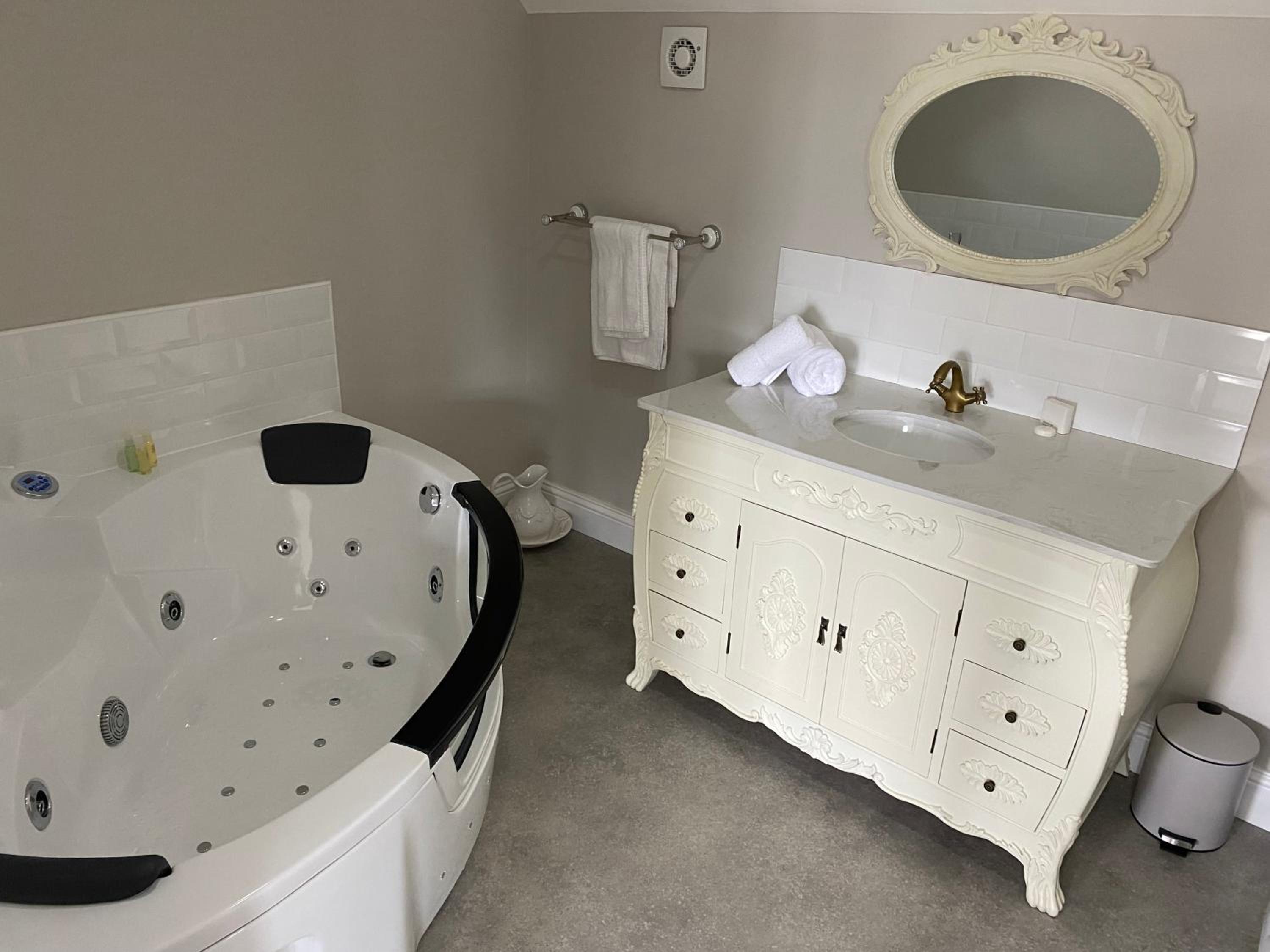 Deluxe Double Room with Bath photo 3