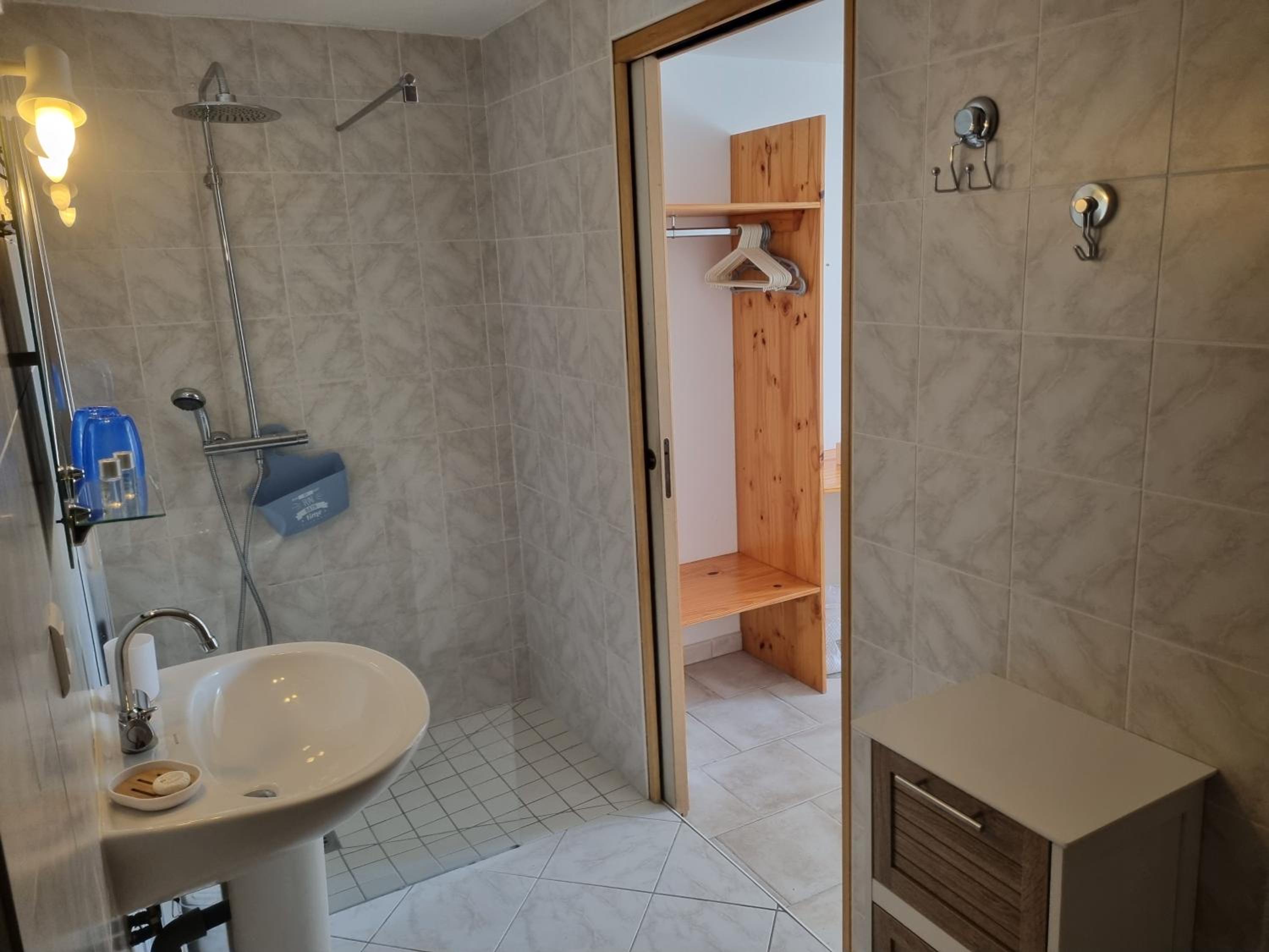 One-Bedroom House - Photo 2
