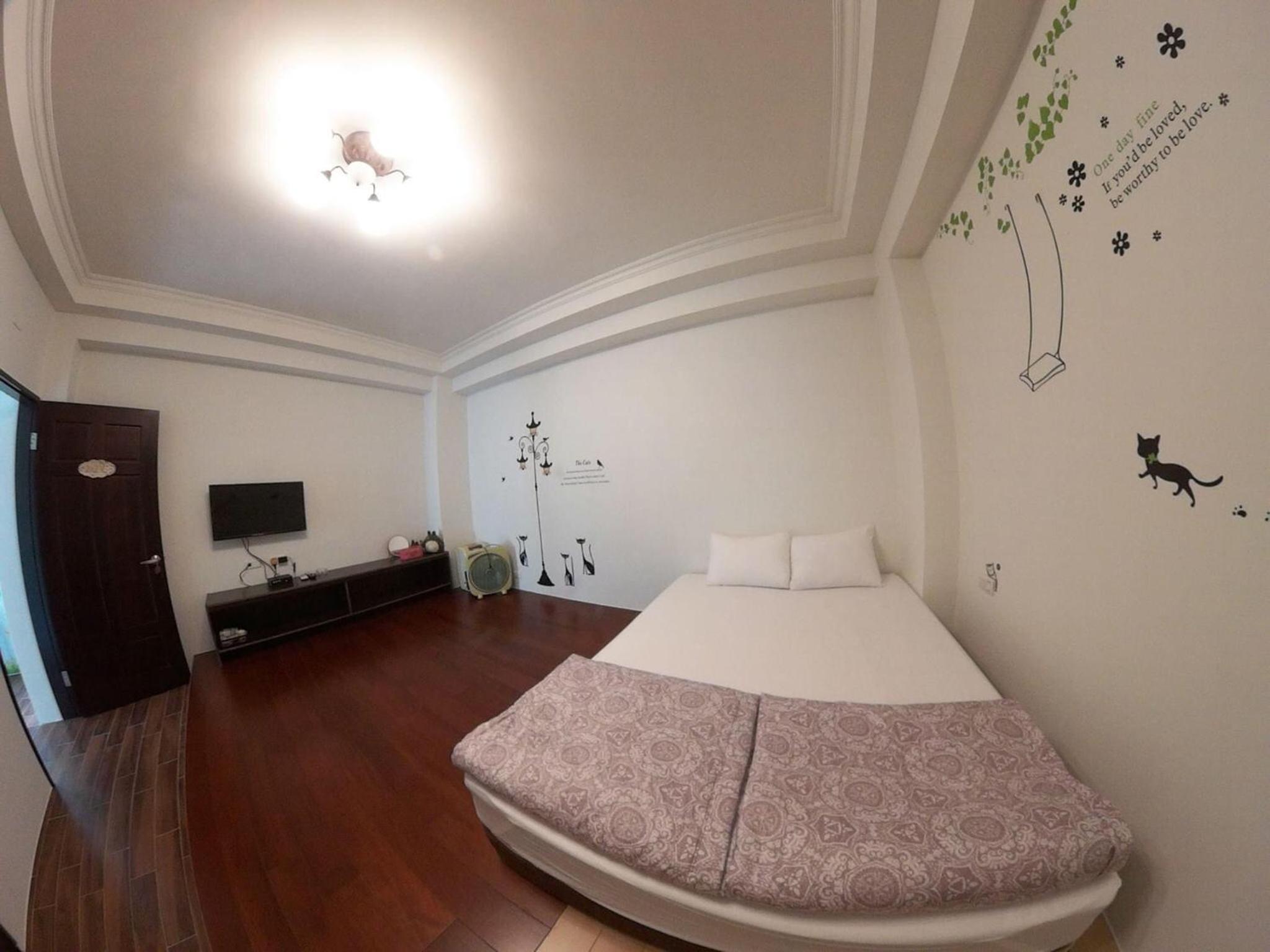 Double Room with Private Bathroom - No window photo 3
