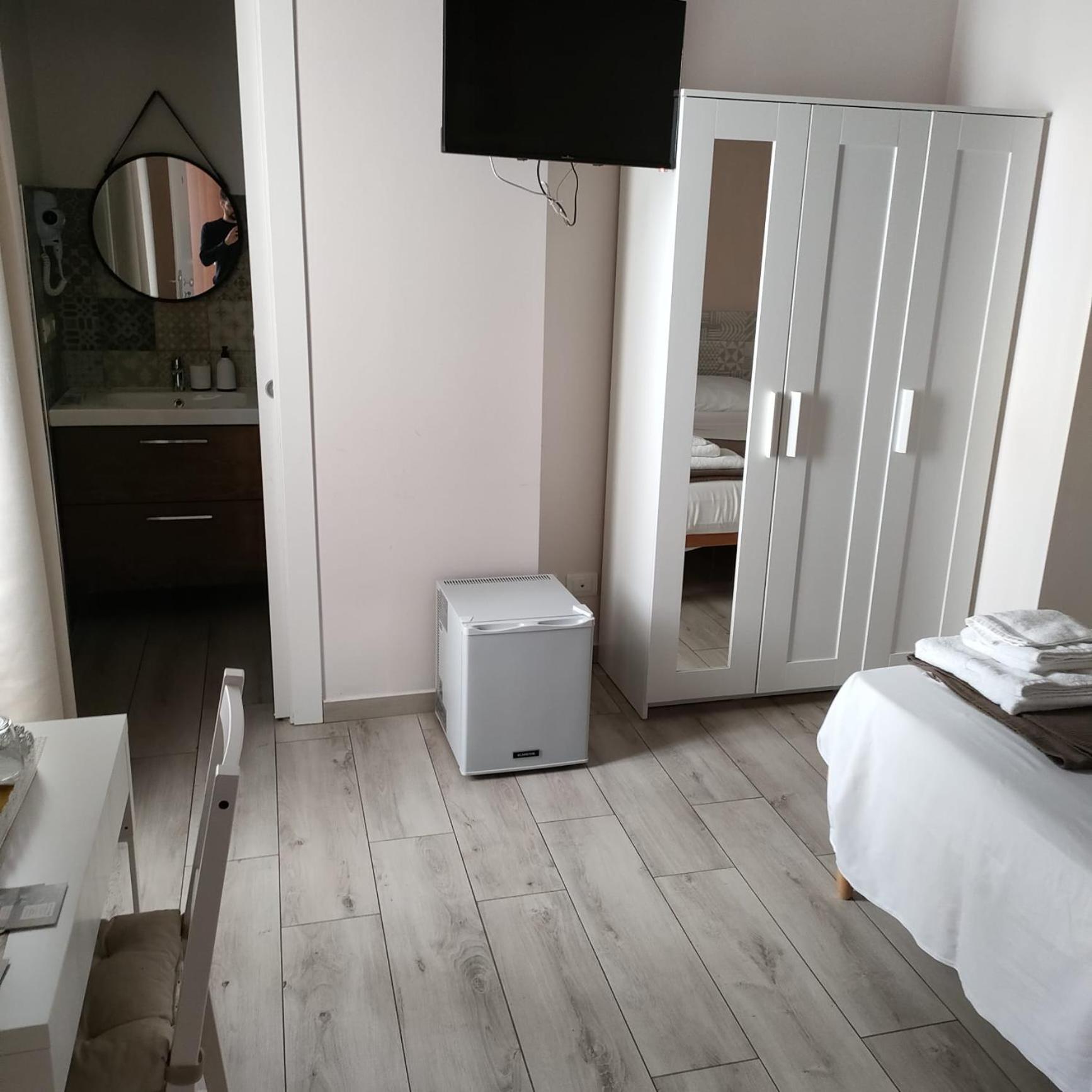 Double or Twin Room with Private Bathroom photo 2