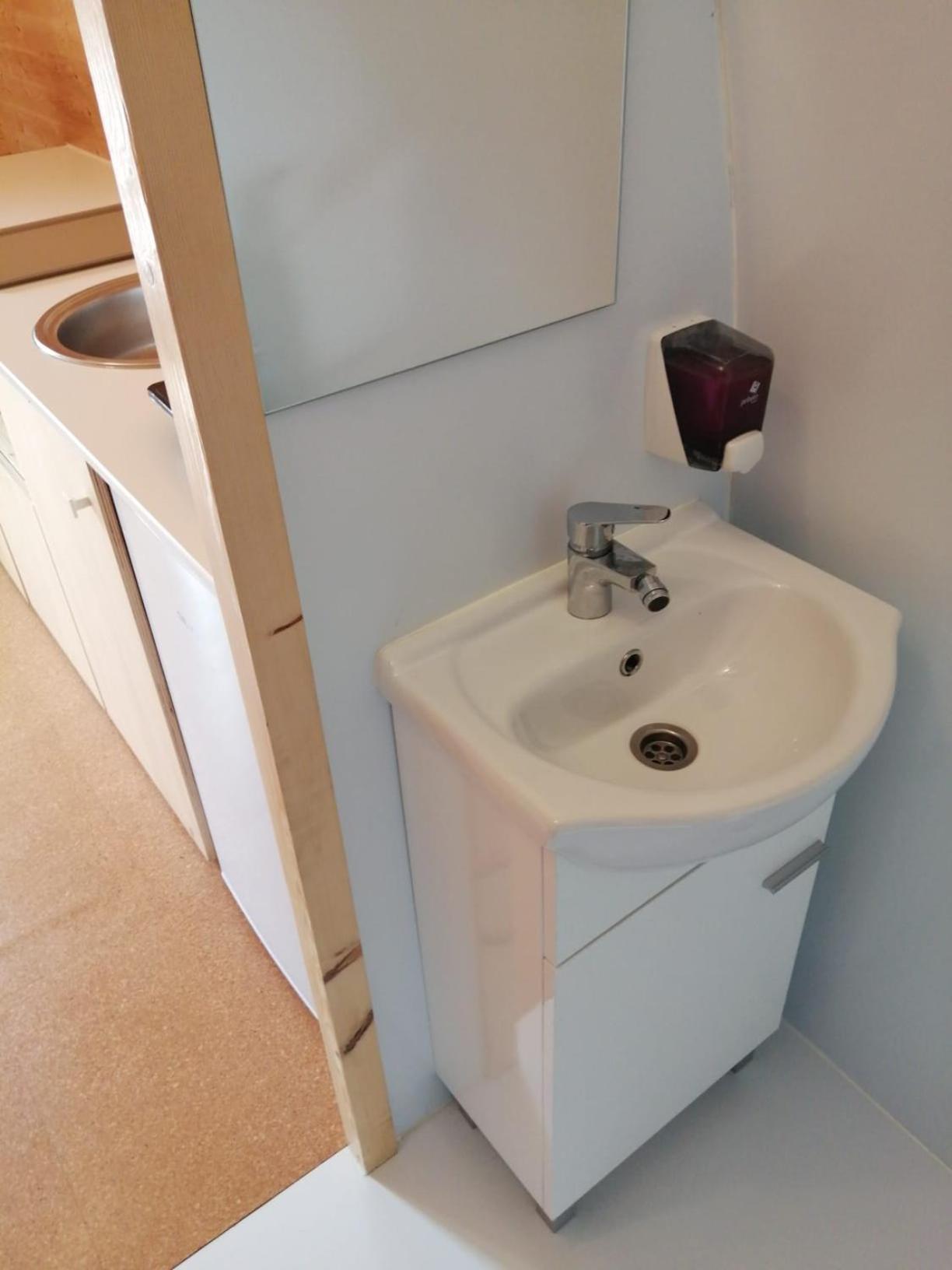 Double Room with Private Bathroom - Photo 4