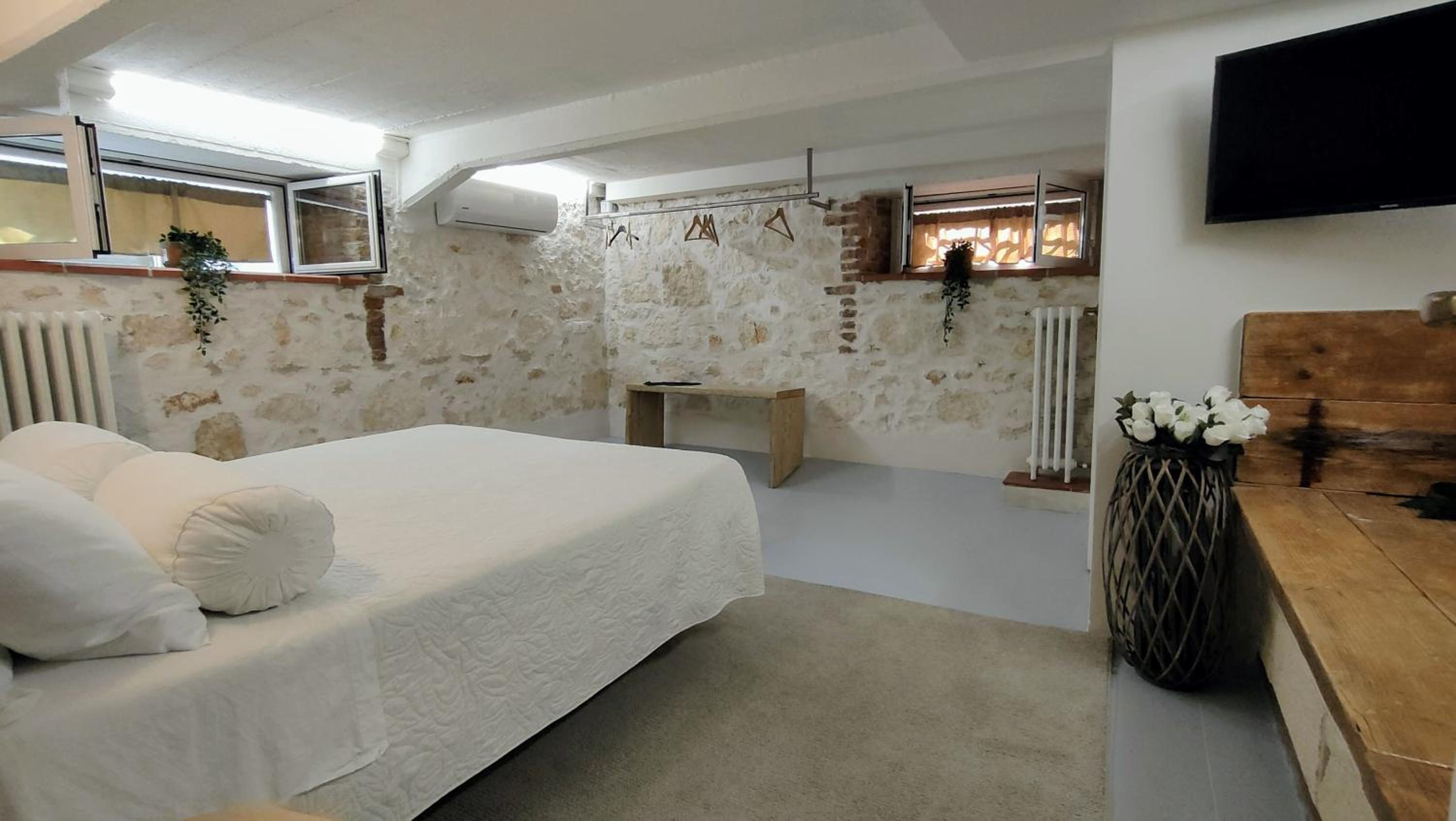 One-Bedroom Apartment - Photo 9