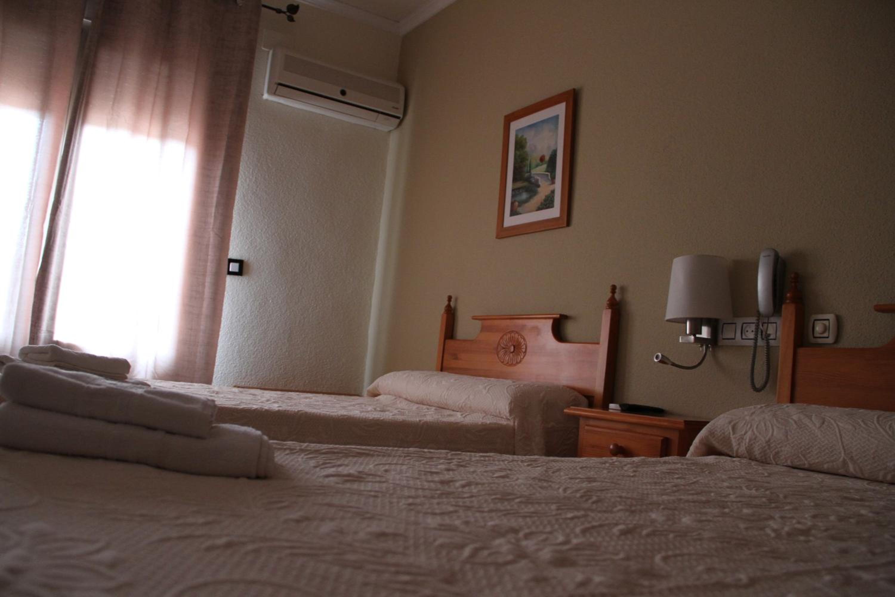 Twin Room - Photo 8