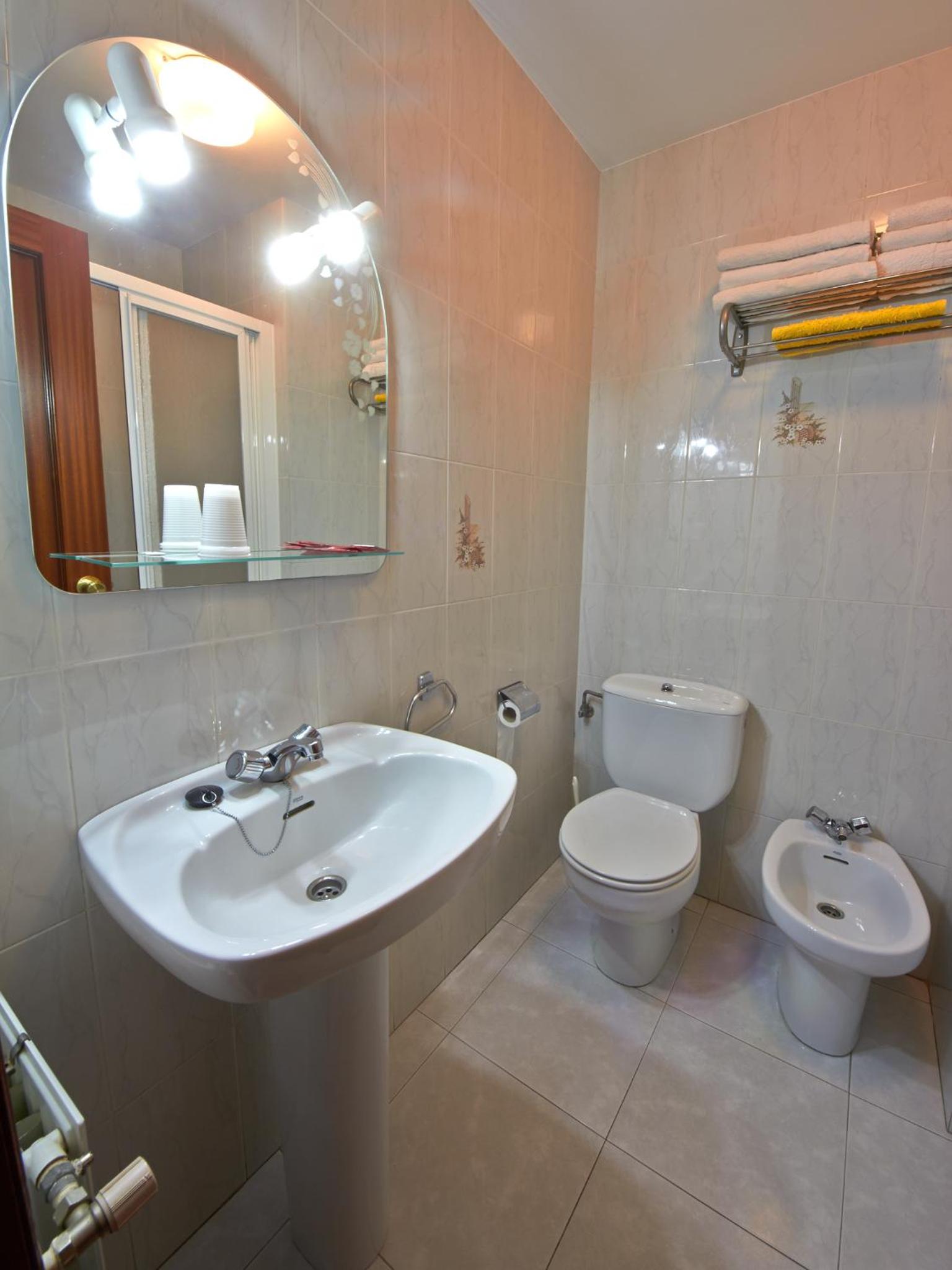 Double or Twin Room - Photo 8