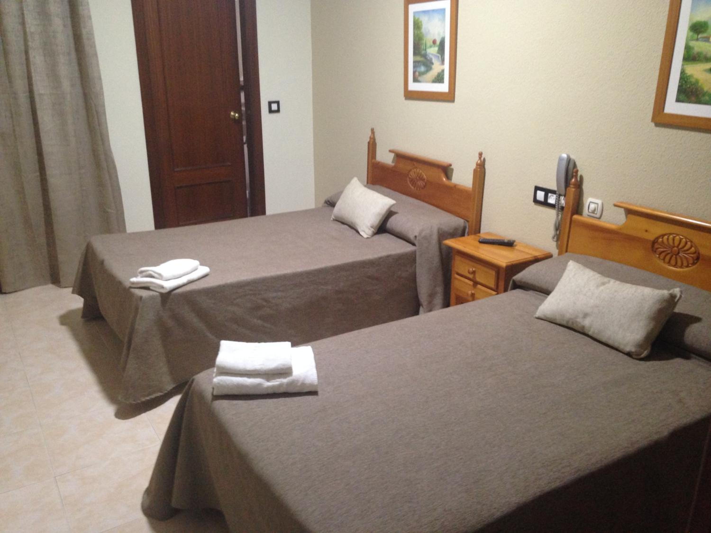 Economy Twin Room - Photo 4
