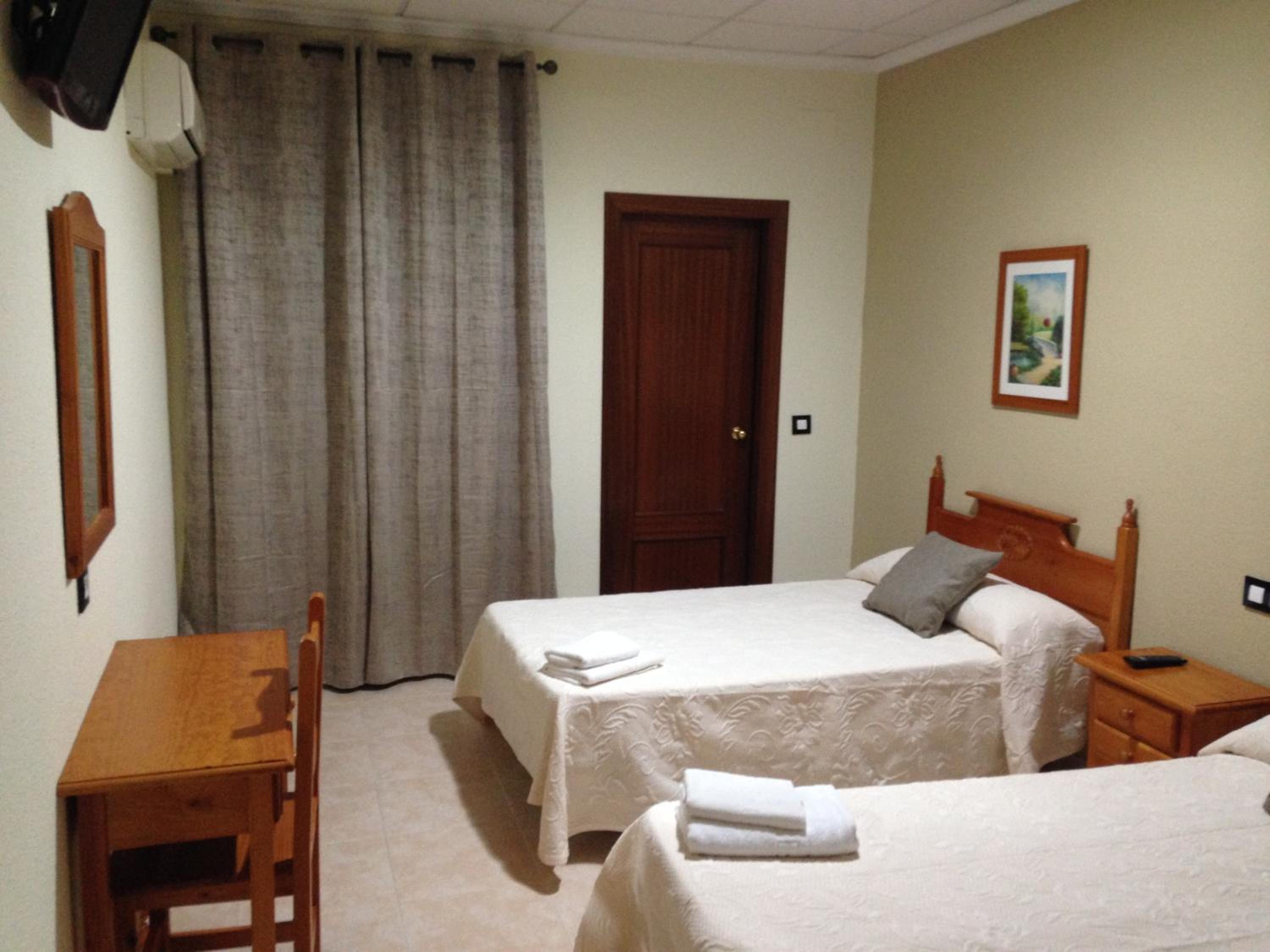 Economy Twin Room - Photo 3
