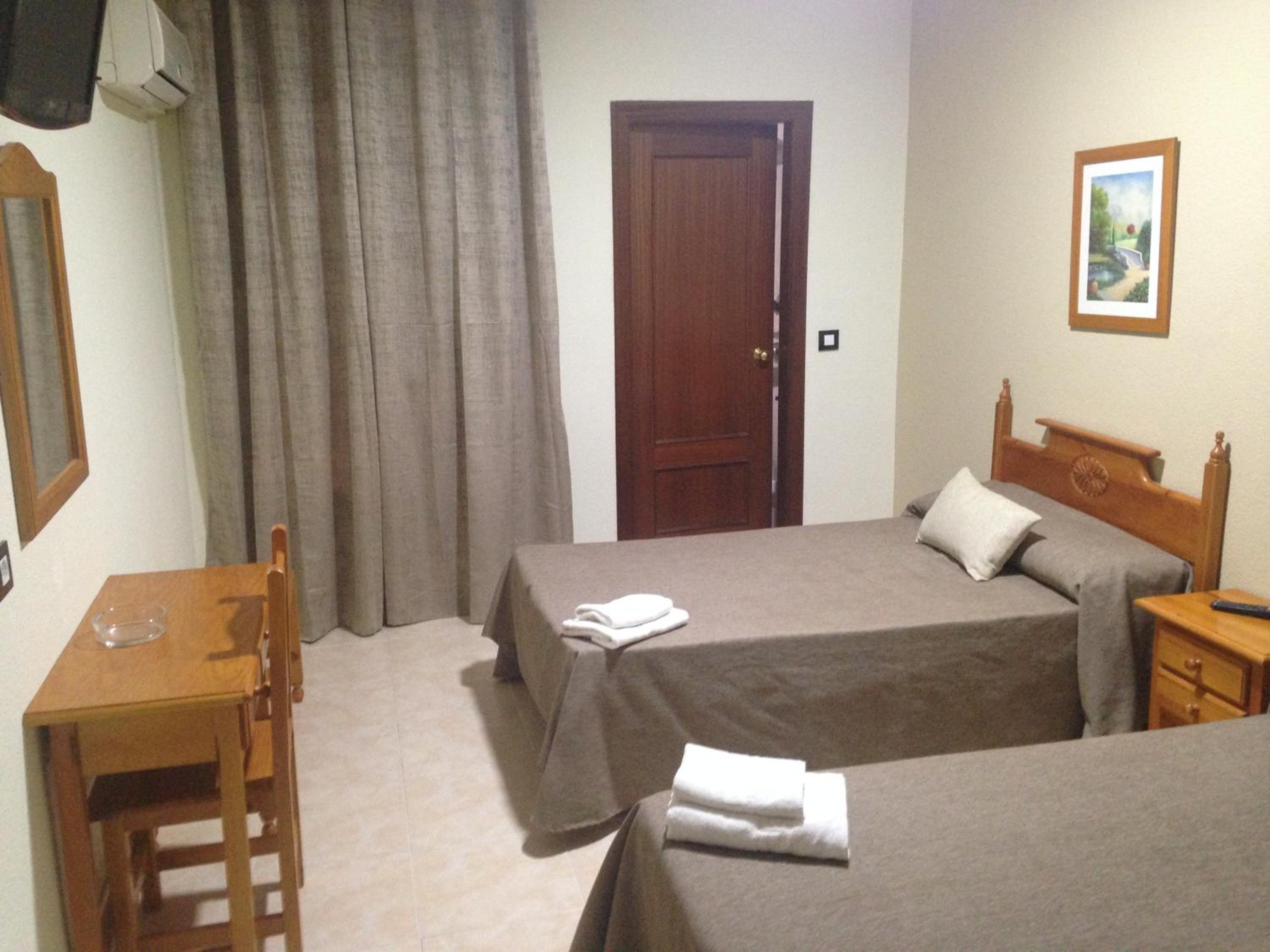 Economy Twin Room - Photo 2