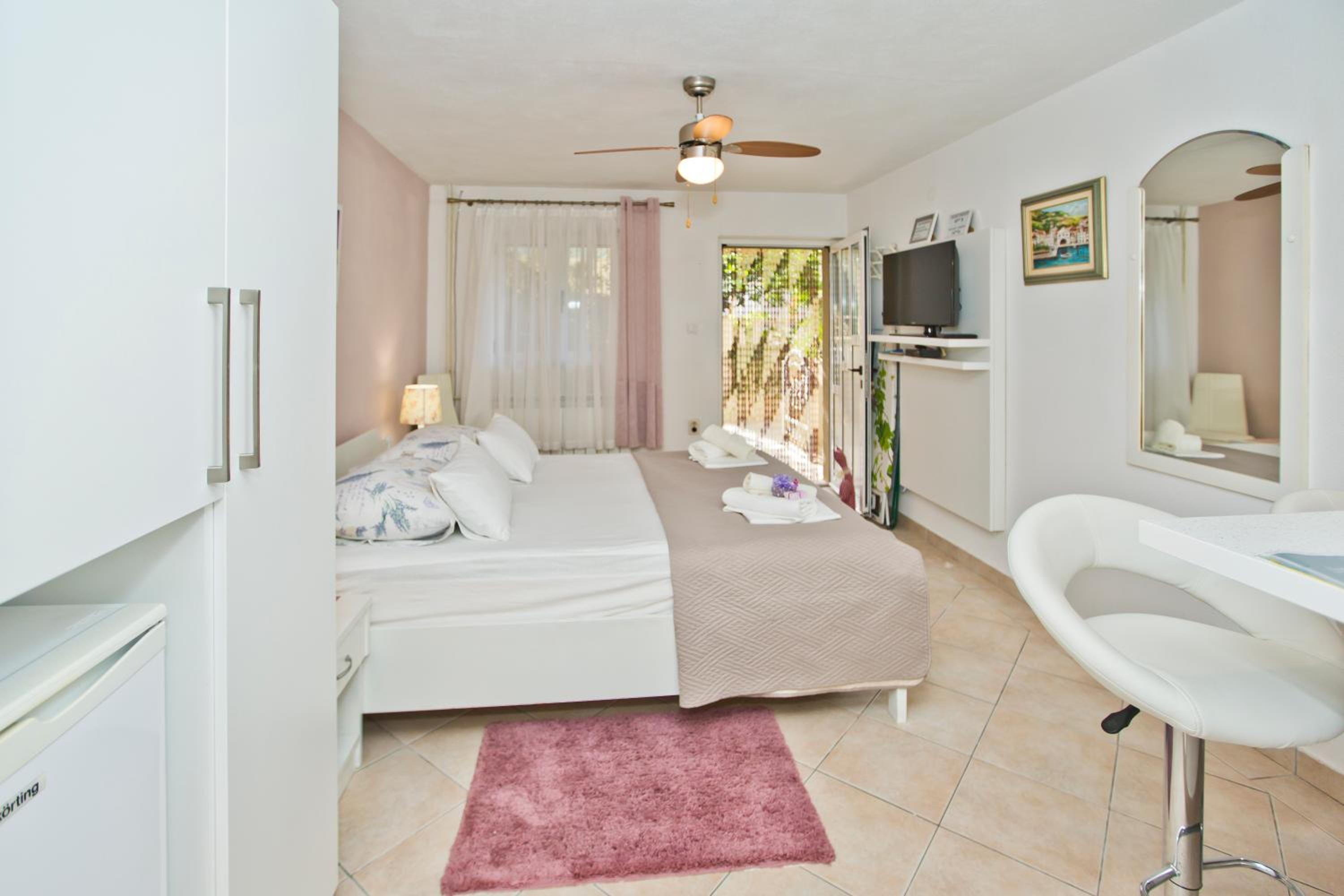 Studio Apartment with Terrace