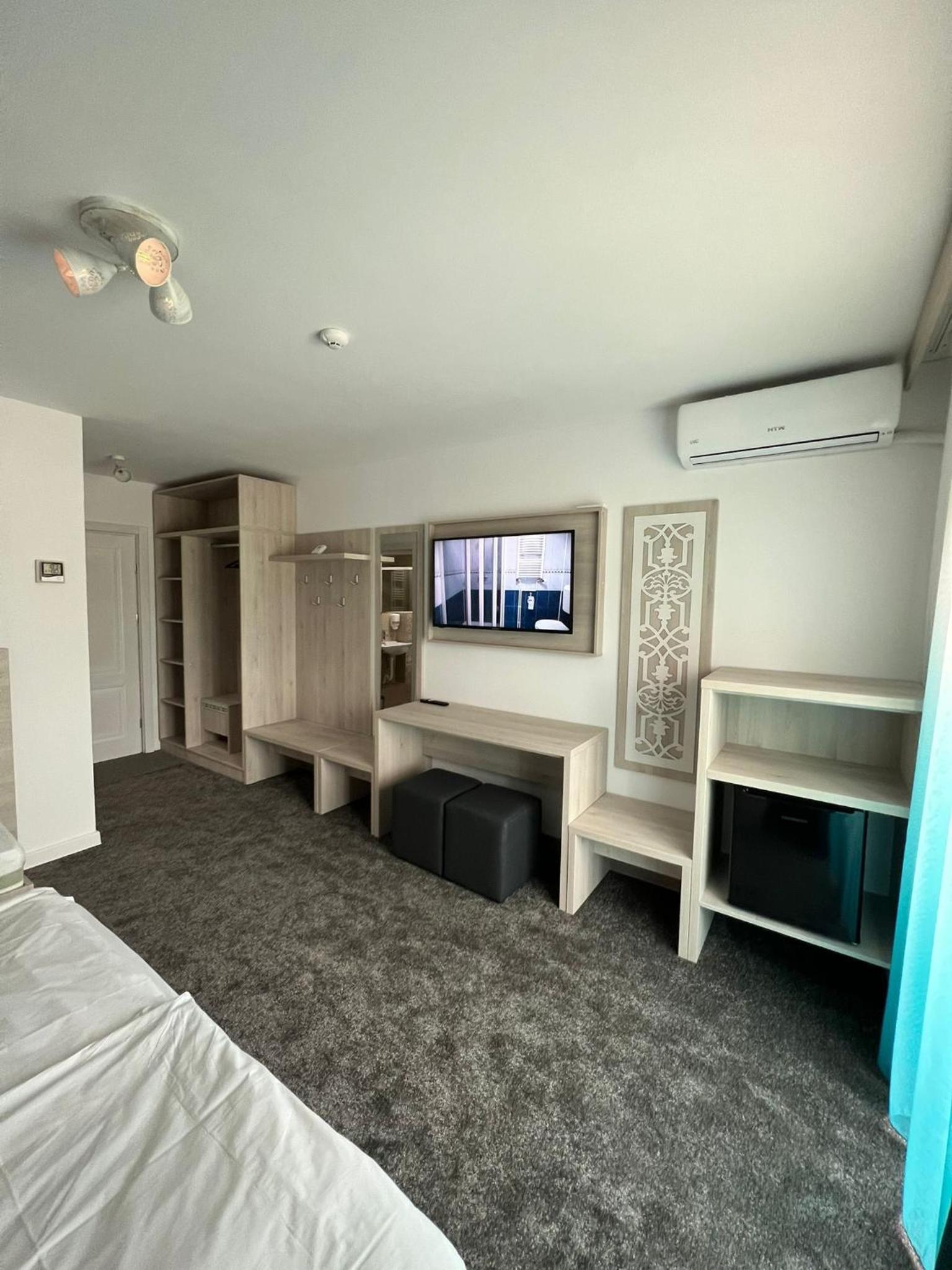 Double Room with Balcony - Photo 13