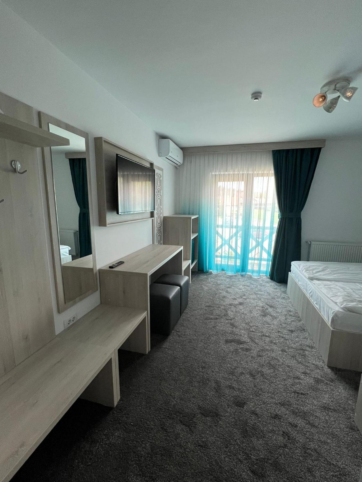 Double Room with Balcony - Photo 9