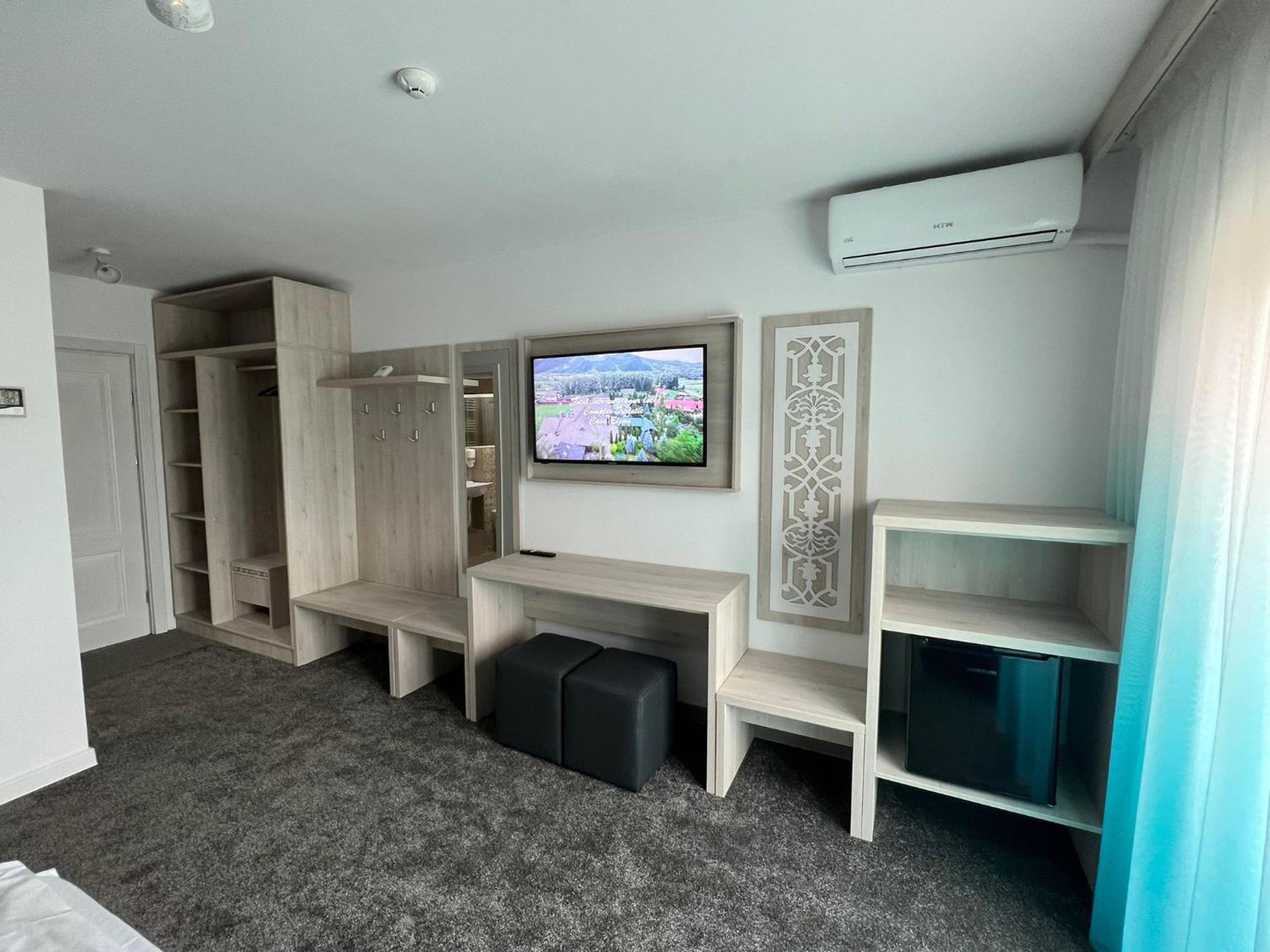 Double Room with Balcony - Photo 10