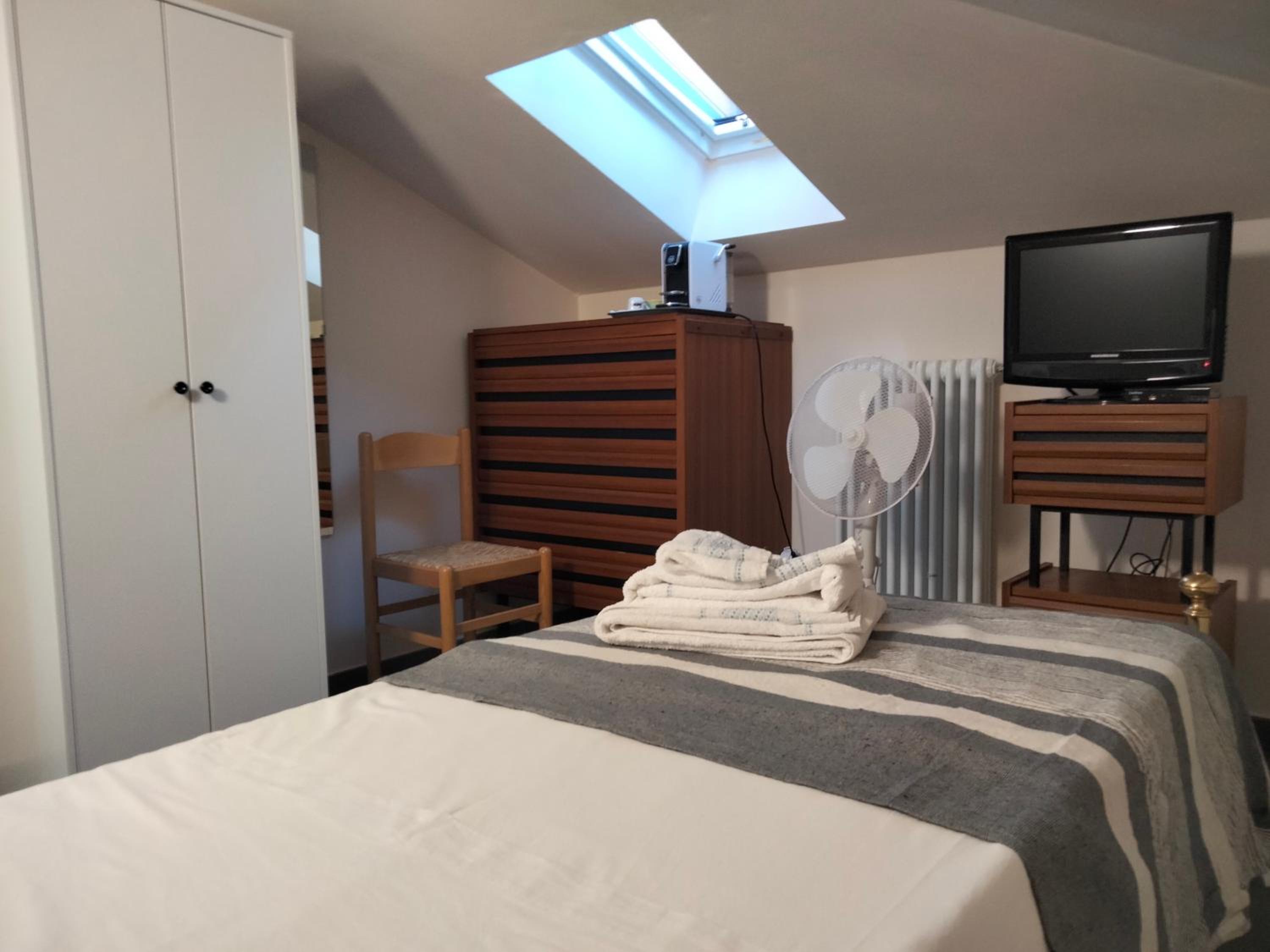 Single Room with Shared Shower and Toilet photo 3