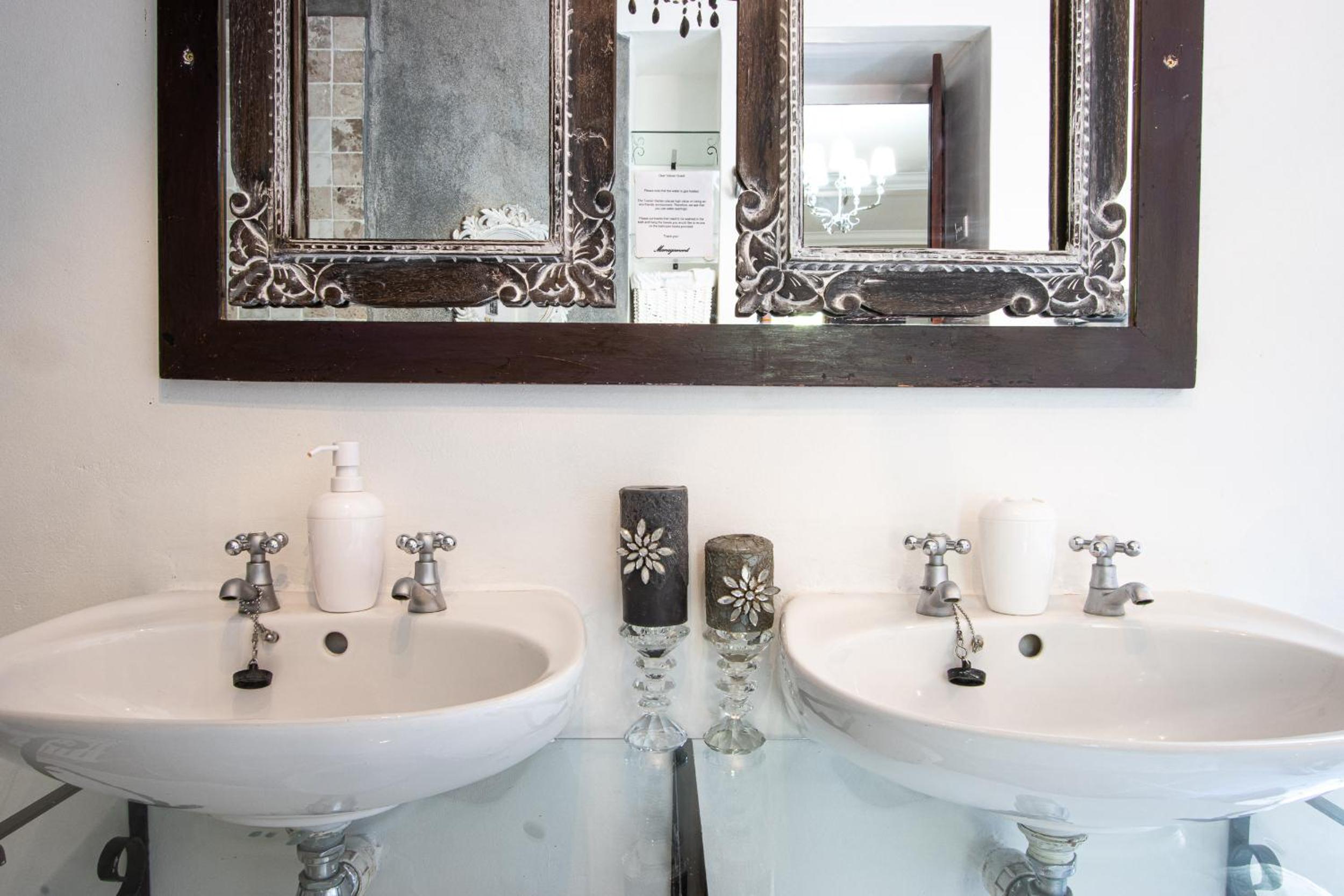 Deluxe Suite - Photo 12