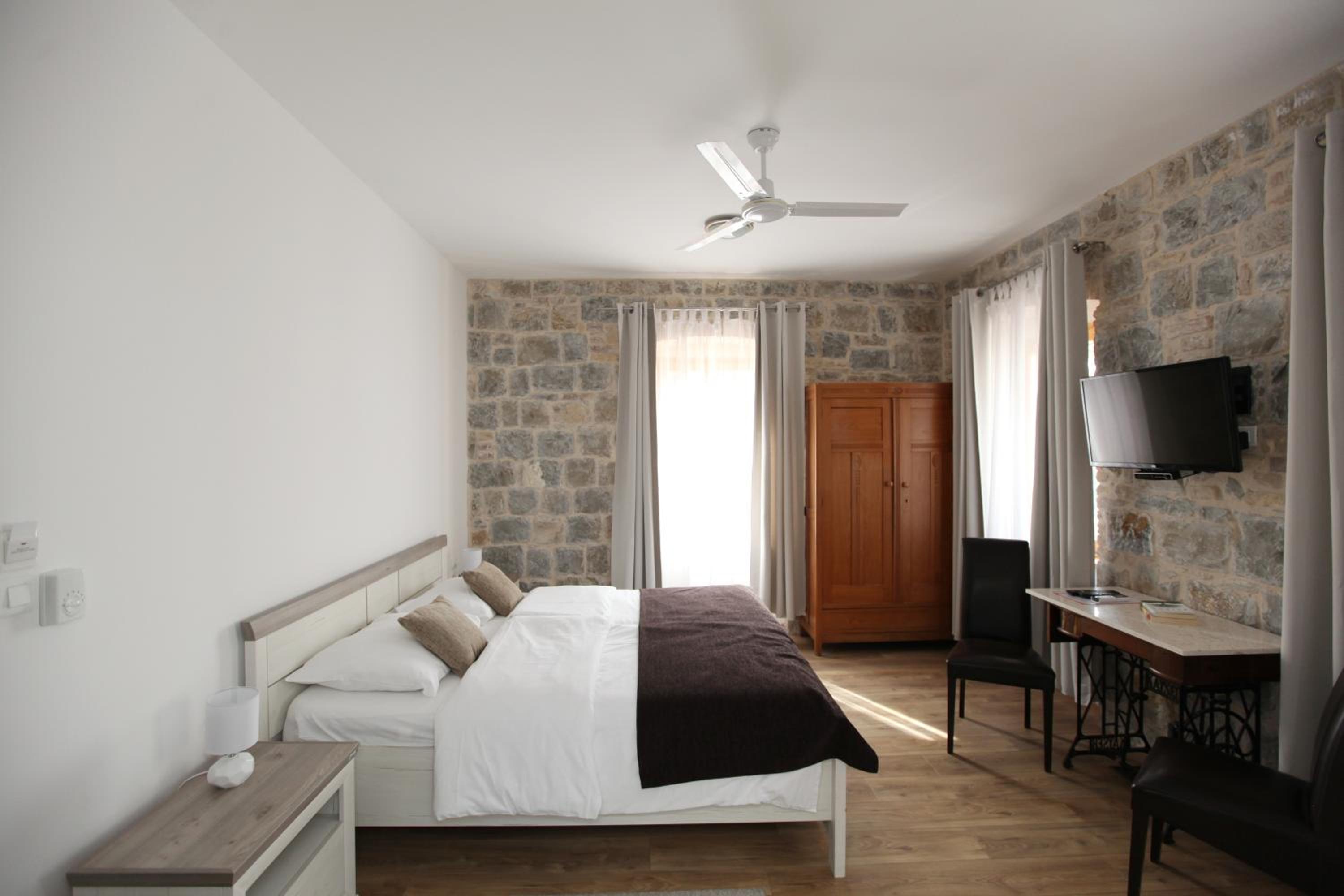 Deluxe King Suite photo 3