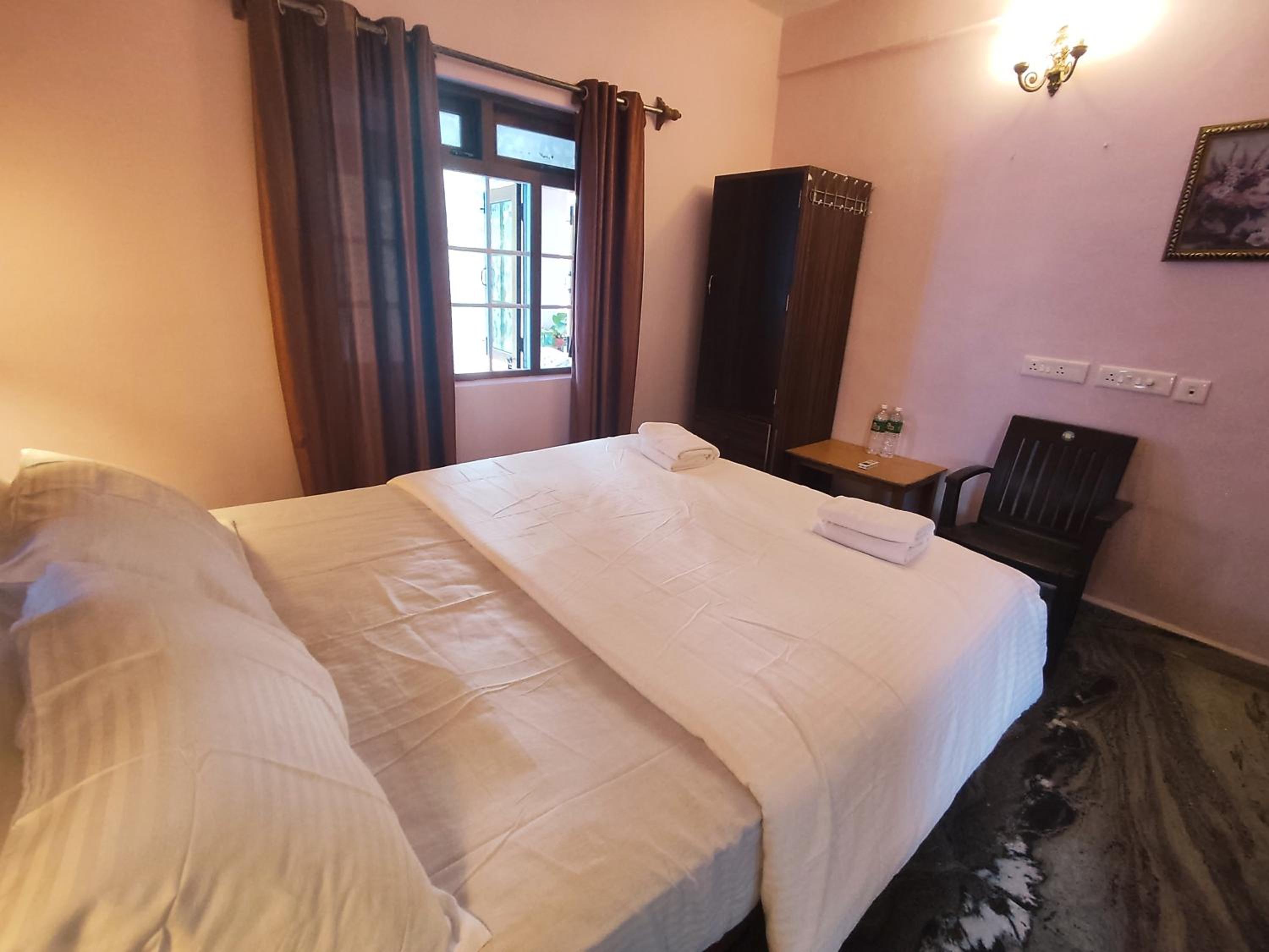 Deluxe Double Room with Shower - Photo 4
