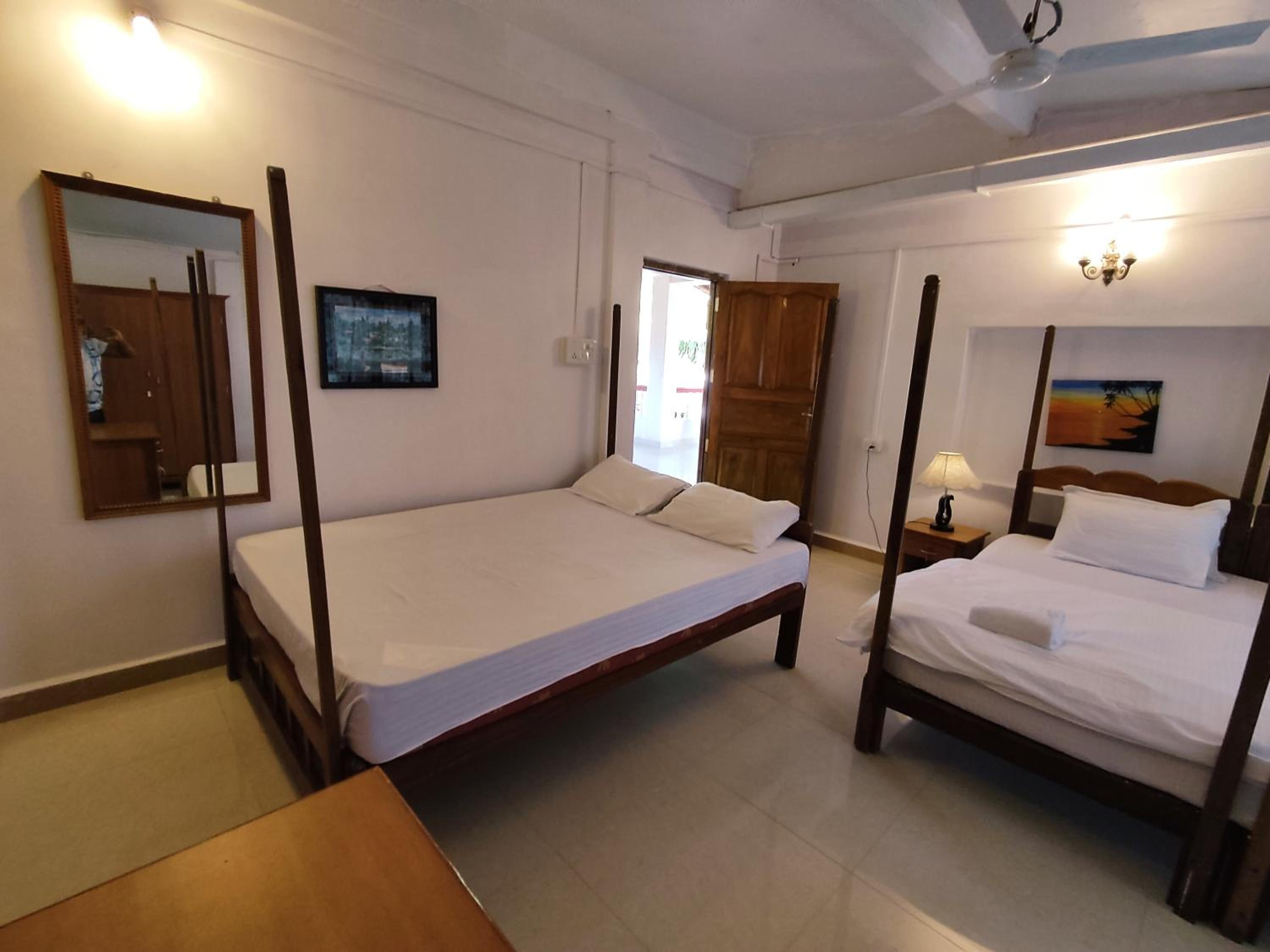 Queen Room with Two Queen Beds - Photo 2